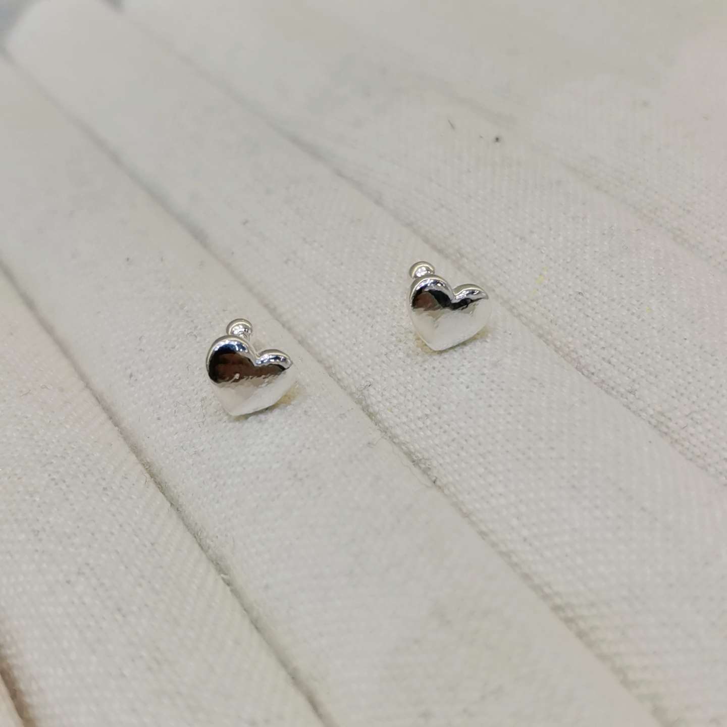 Sterling silver 990 smooth heart-shaped stud earrings detail image 5