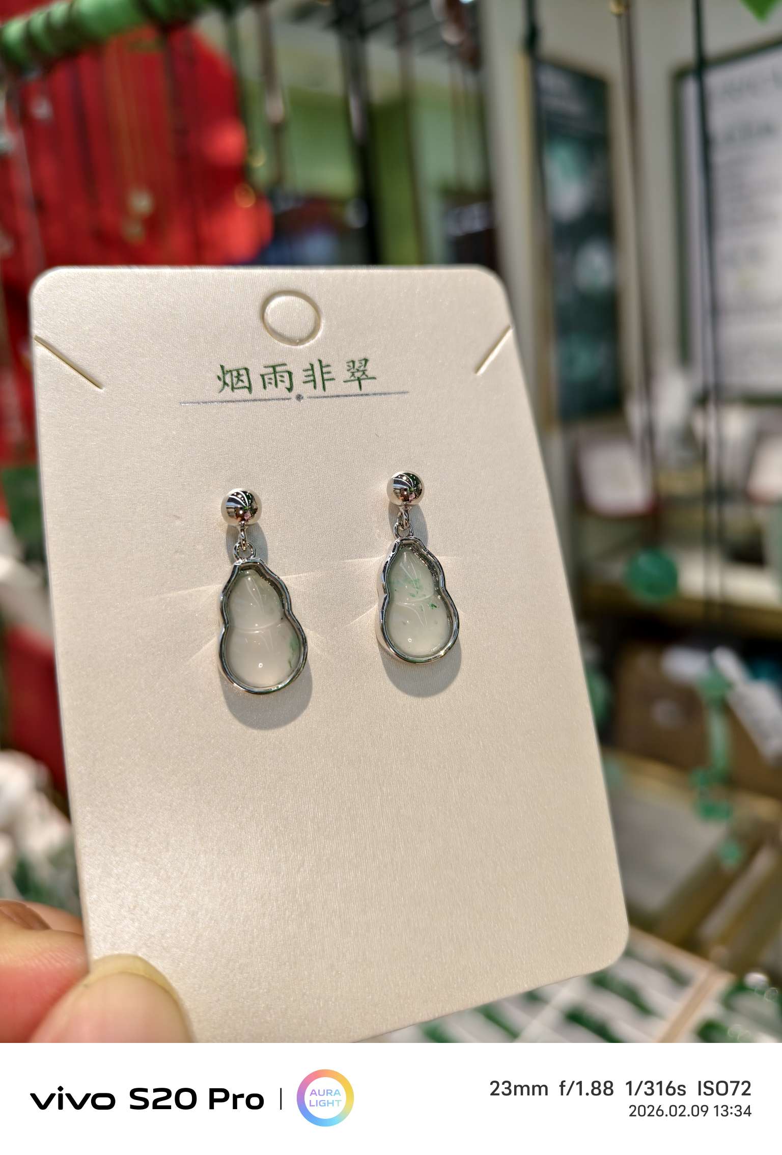 The eight-treasure gourd-shaped earrings are inlaid with natural jade from the misty rain details Picture