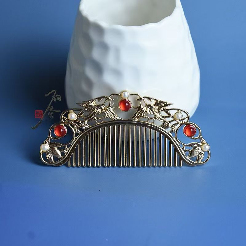Exquisitely designed acrylic children's hair clips, combs and hair accessories with a national trend details Picture
