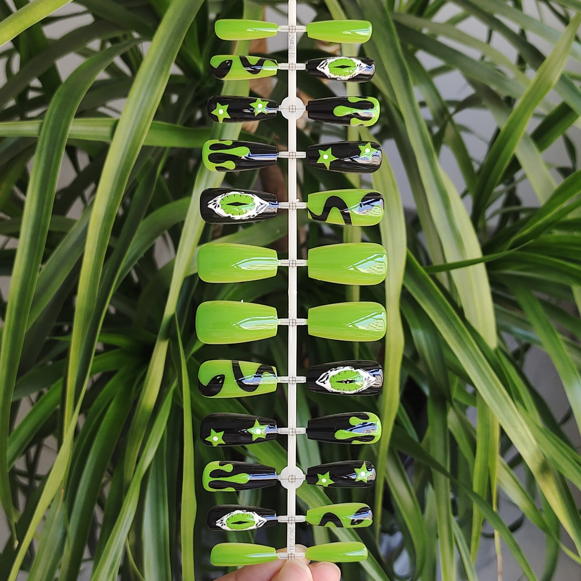 24 PCS PRESS ON NAIL TIPS MEDIUM COFFIN SHAPE HALLOWEEN THEMED NAILS WITH SNAKES PATTERN full figure