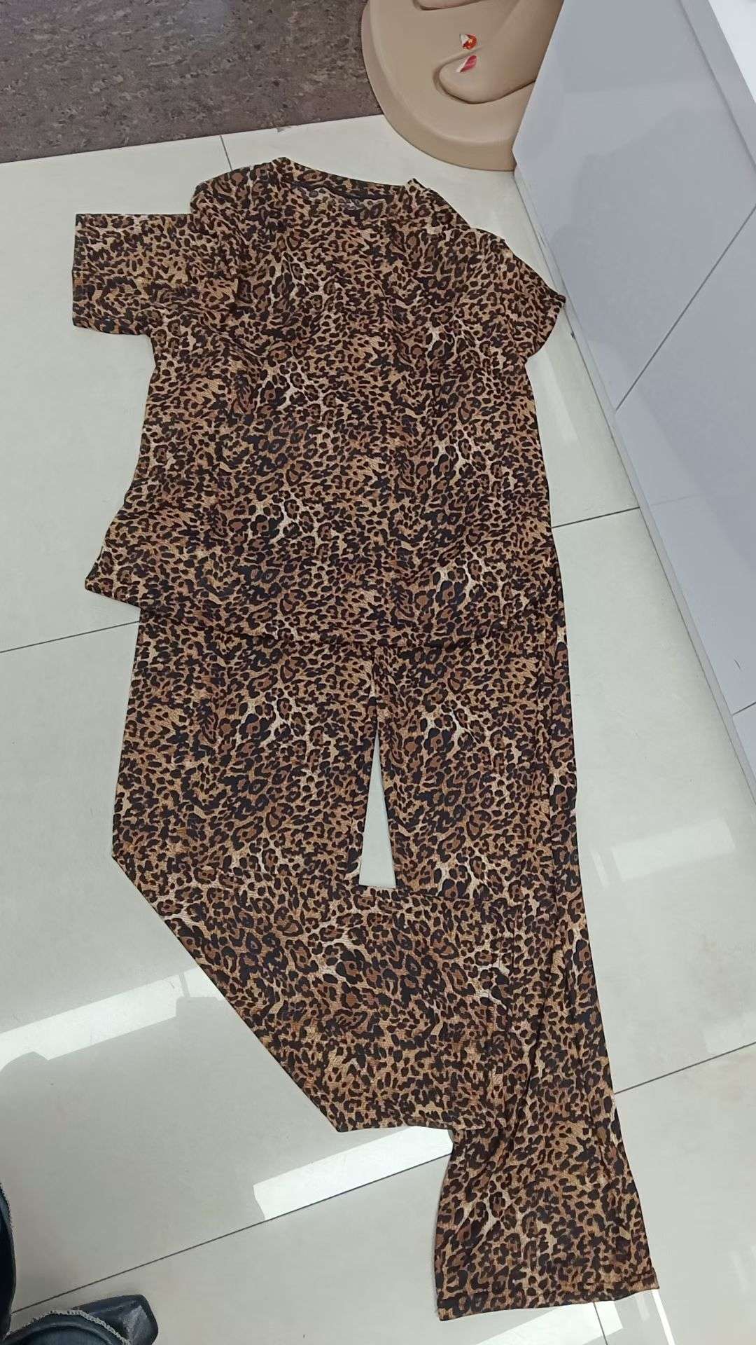 Thousand-leaf print. Fireworks on the small mountain peak. Thousand-leaf printed crinkled fabric. Puffed sleeves with small mountain peak print.