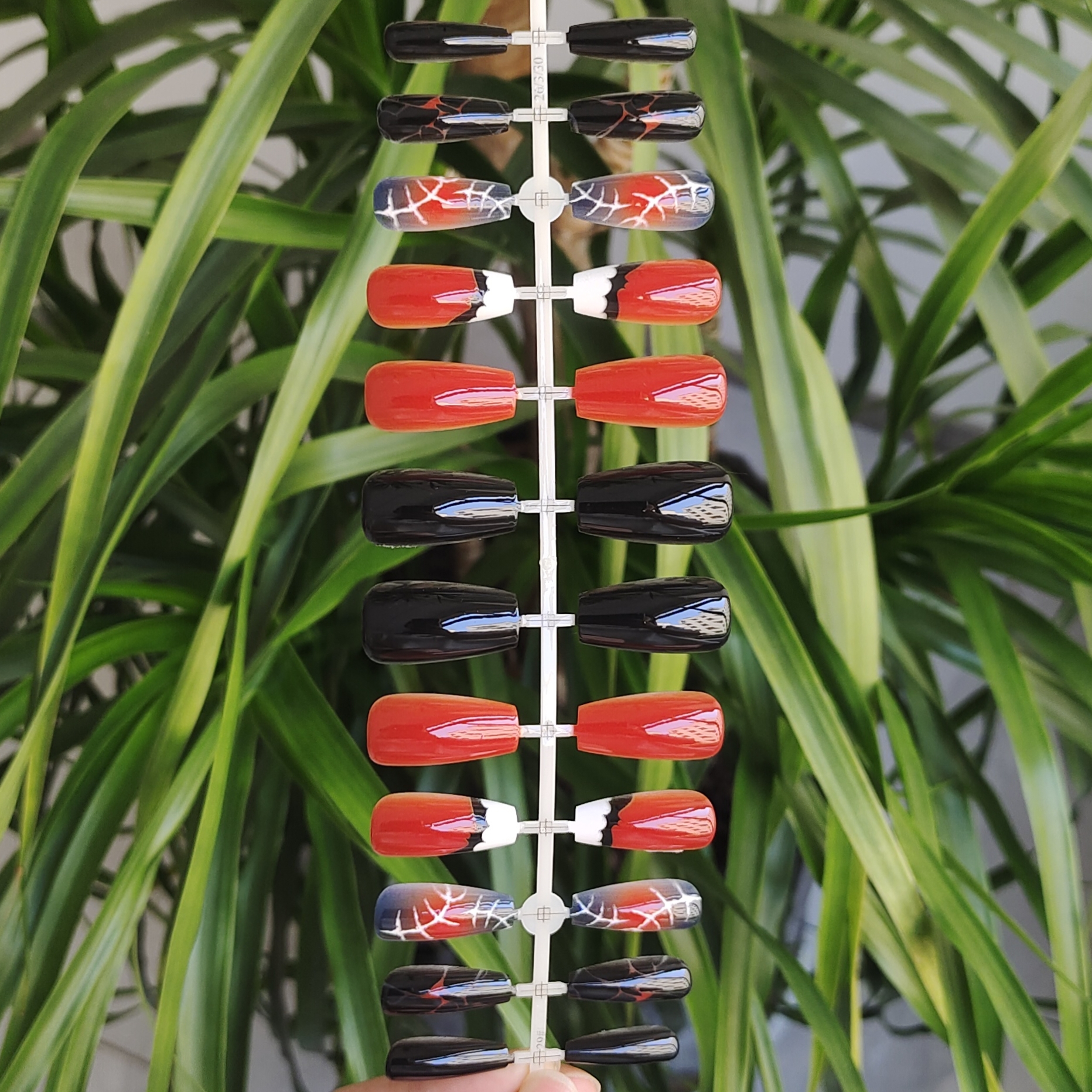 24 PCS PRESS ON NAIL TIPS MEDIUM COFFIN SHAPE HALLOWEEN THEMED NAILS WITH BAT AND THORNS PATTERN full figure
