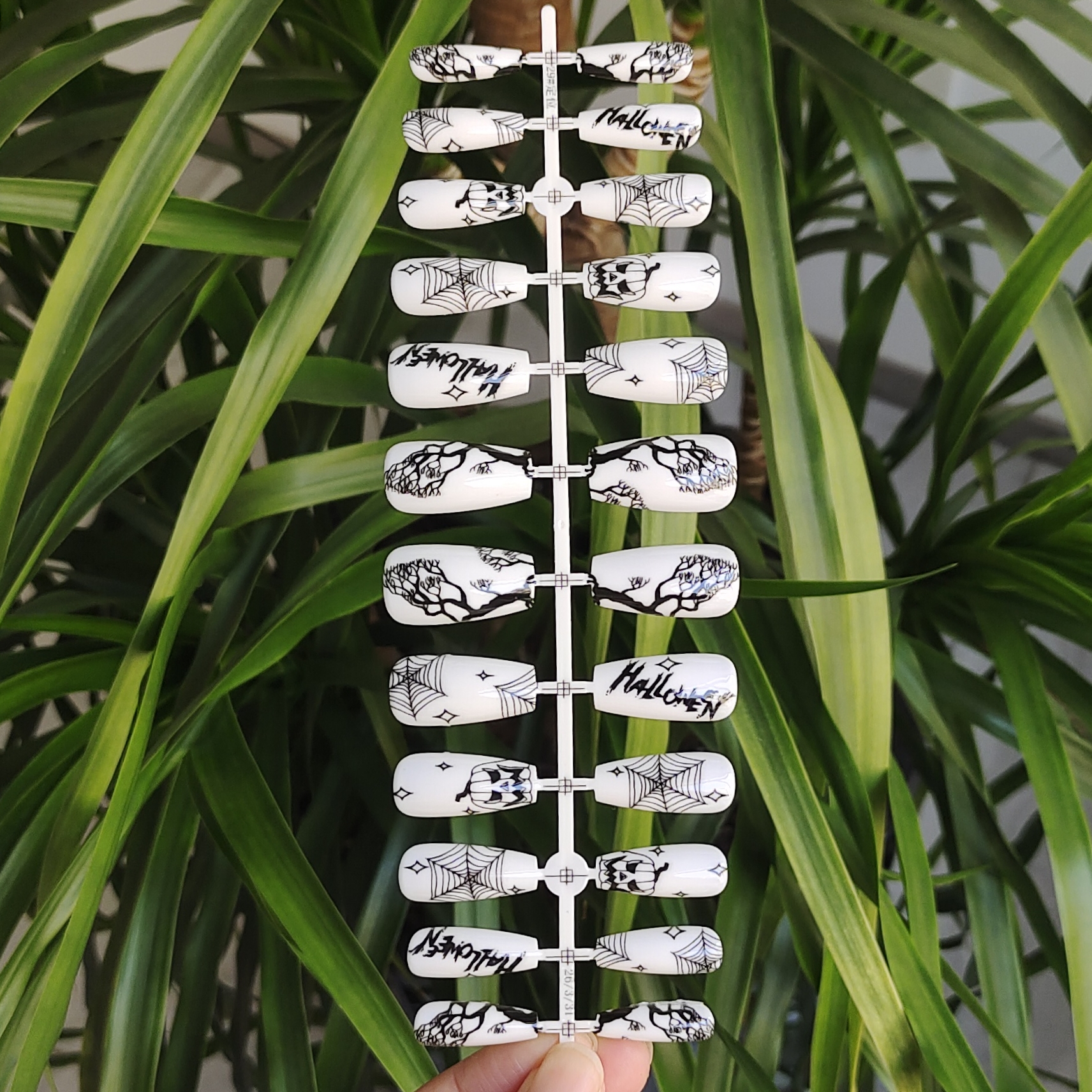 24 PCS PRESS ON NAIL TIPS MEDIUM COFFIN SHAPE HALLOWEEN THEMED NAILS WITH SPIDER WEB PATTERN full figure