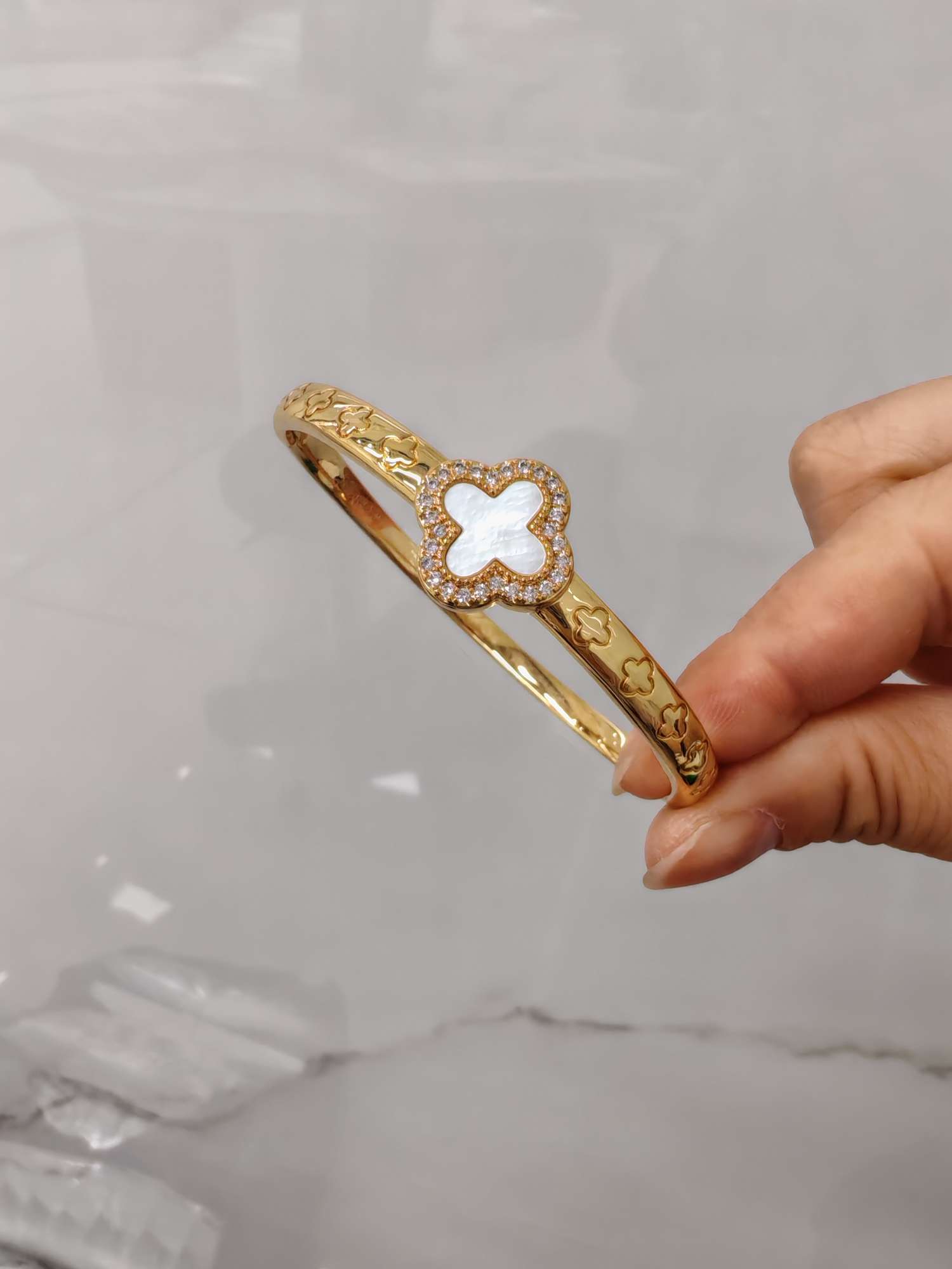 18K gold bracelet, mother-of-pearl five-flower bracelet, round bracelet, women's fashionable and simple design