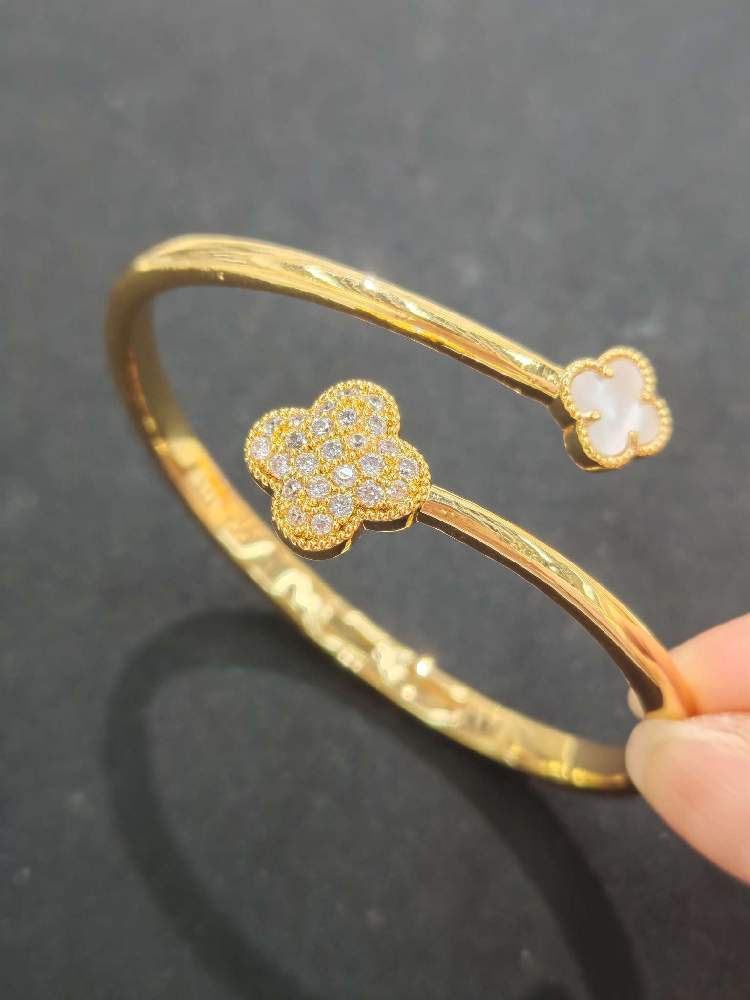18K gold bracelet with open bracelet shape and five-flower pattern, a fashionable and trendy design for women