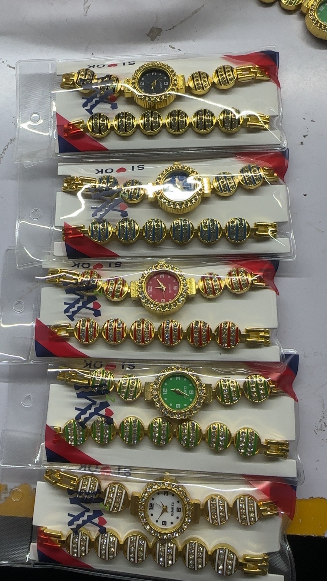 Hot-selling wholesale diamond-encrusted gold, silver and quartz watches from watch manufacturers, featuring fashionable and trendy classic designs, as well as couple clothing and accessory watches full figure