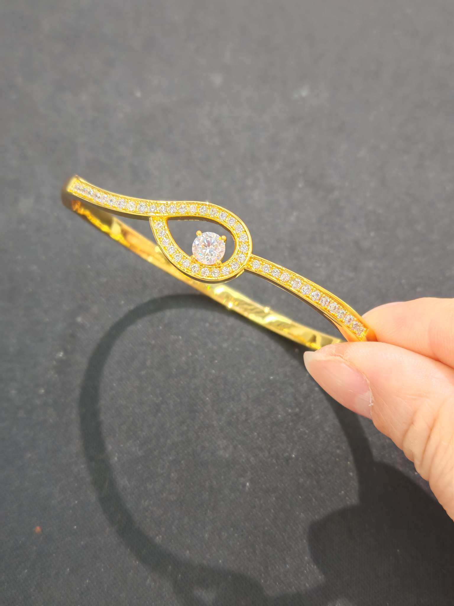 18K gold bracelet, yellow round petal bracelet, a fashionable and simple design for women