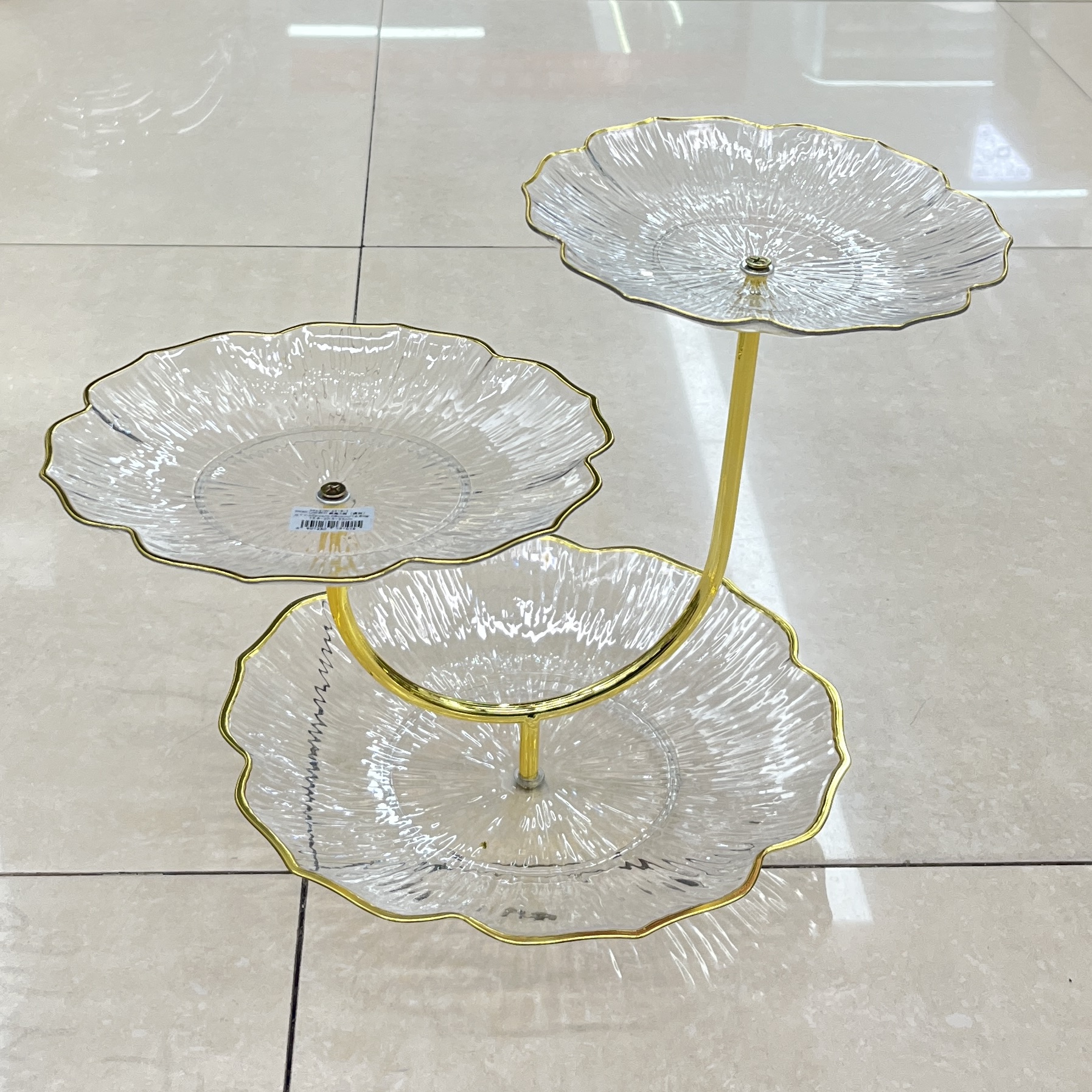 Light luxury gold-edge three-story lotus leaf fruit plate, home living room coffee table, fruit plate, snack storage tray, creative pastry rack Application Scenario
