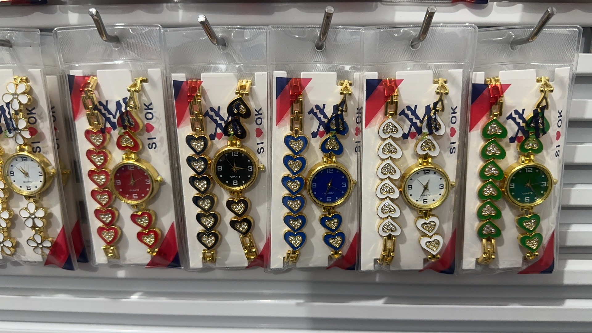 Watch manufacturers wholesale diamond-encrusted gold, silver and quartz watches, fashionable and trendy classic designs, couple clothing accessories watches full figure