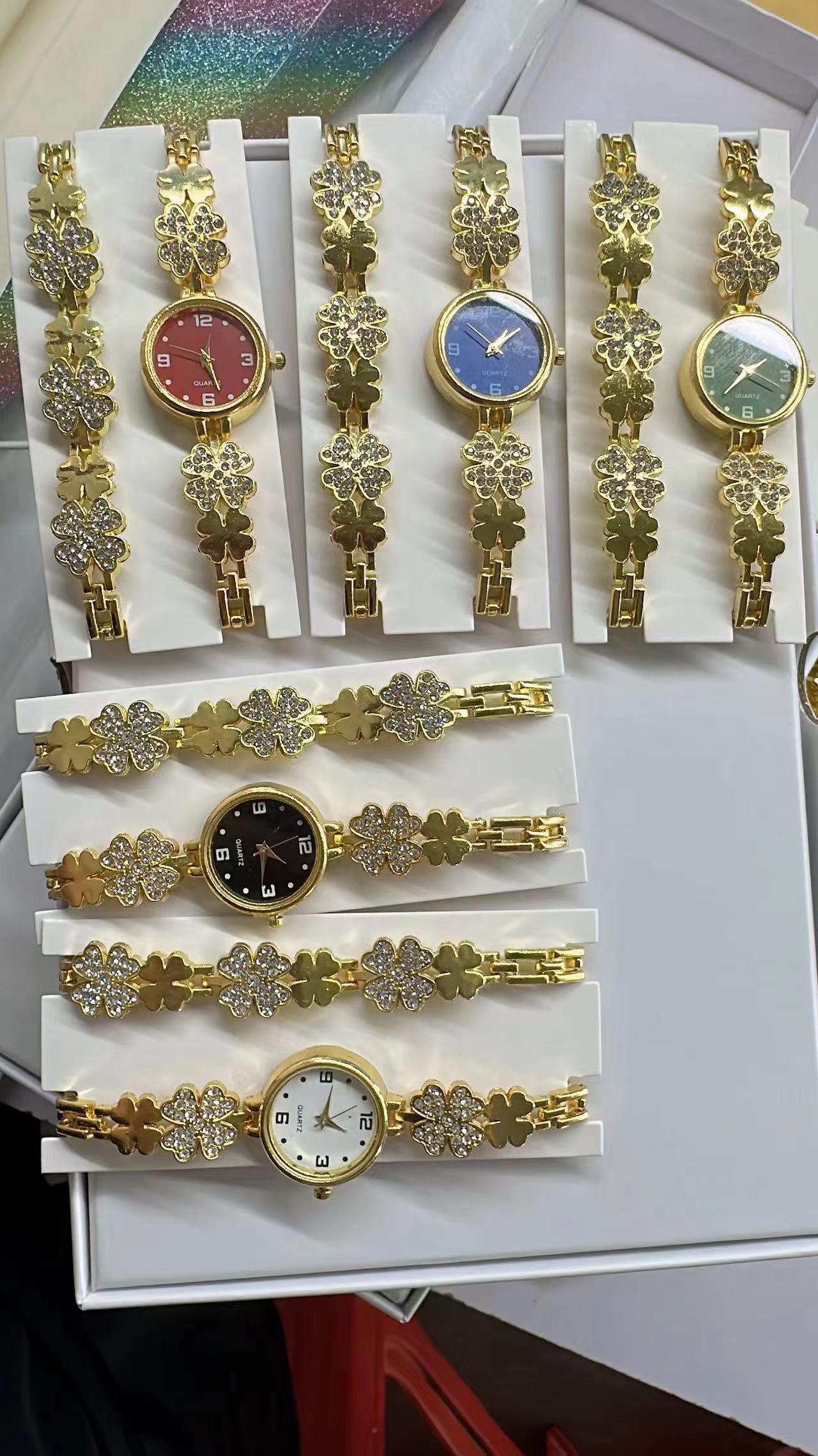Hot-selling wholesale diamond-encrusted gold, silver and quartz watches from watch manufacturers, featuring fashionable and trendy classic designs, as well as couple clothing and accessory watches details Picture
