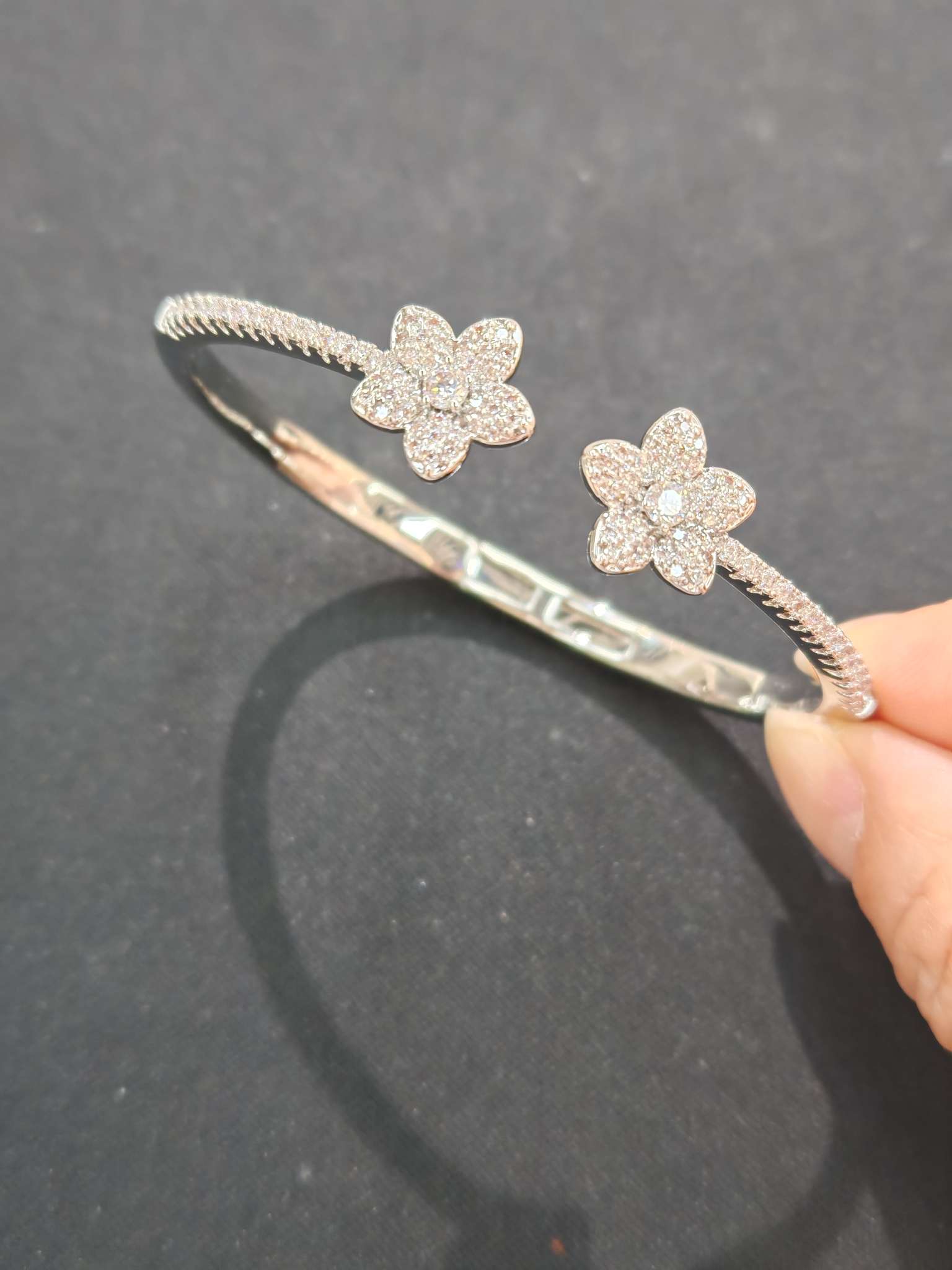18K gold and silver bracelets, small flower silver bracelets, open bracelets, women's fashionable and simple design