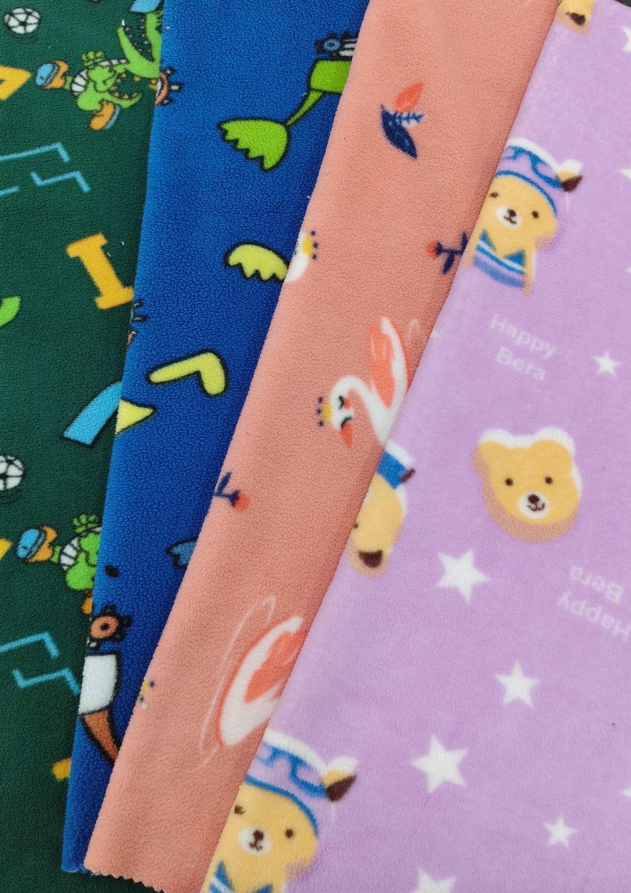 Double-sided printed cashmere. Printed cashmere is trendy, warm and dense. Cashmere doesn't shed or pill. High-definition printing makes you look super stylish when worn