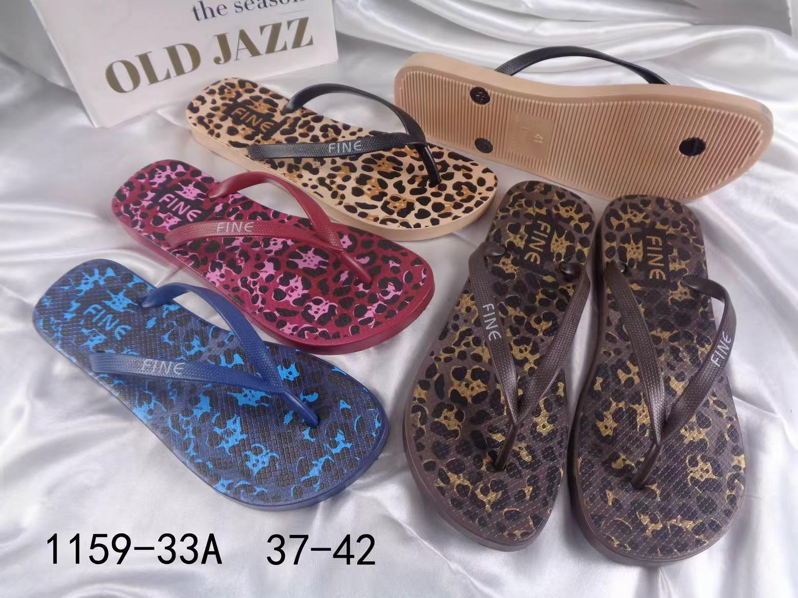 Ladies' flip-flops are fashionable and versatile for summer. Flip-flops are full of printed sandals and slippers. Women's summer fashion Application Scenario