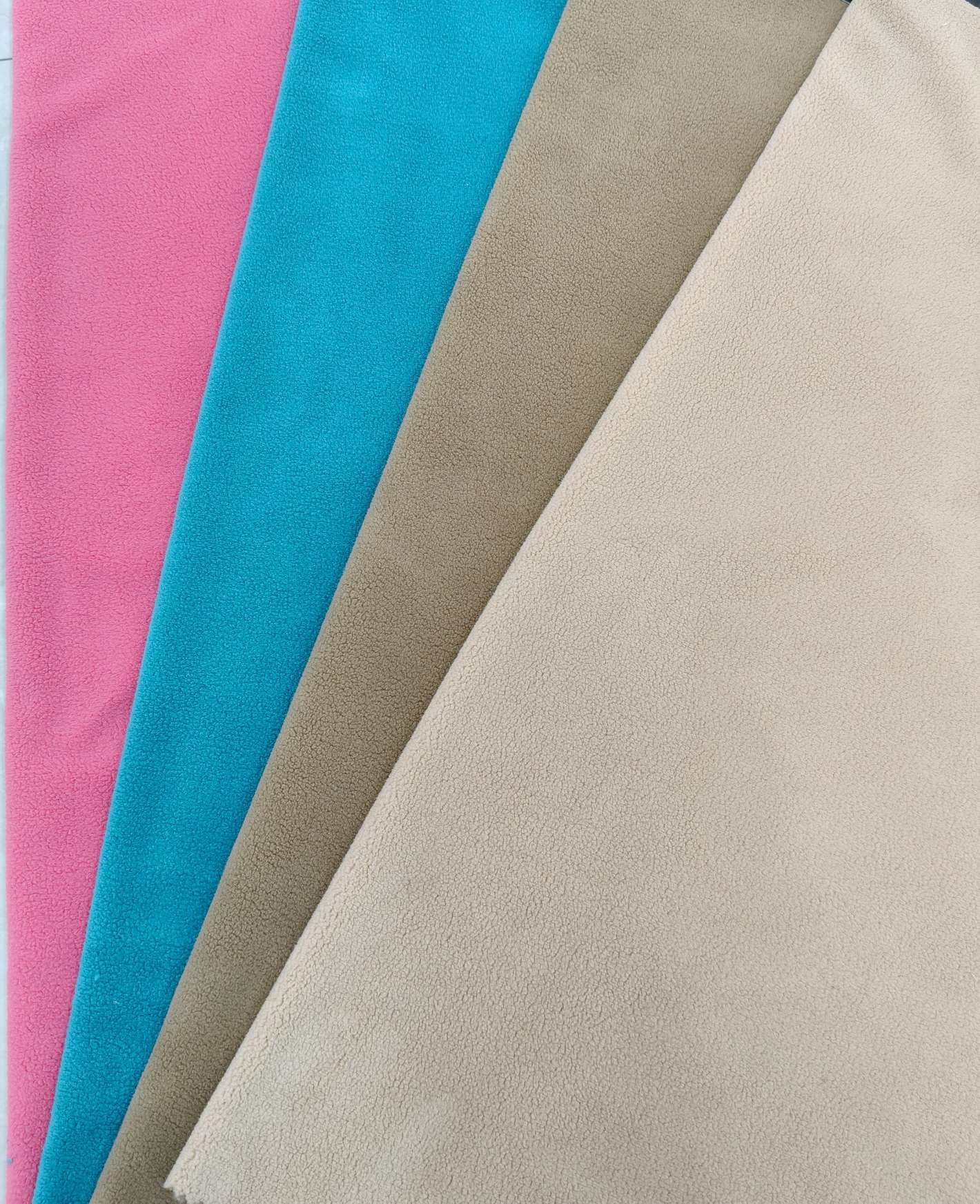 The double-sided granular fleece has been upgraded for warmth retention. The thick granular fleece is soft and glutinous, does not irritate the skin, is wrinkle-resistant and does not deform. It is a must-have item for autumn and winter