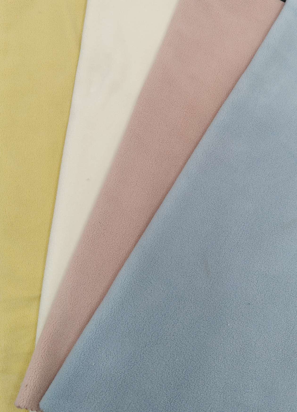 The double-sided granular fleece is soft and super warm. The thickened granular fleece is comfortable, does not prick the skin, is anti-wrinkle and durable. It is a must-have for autumn and winter