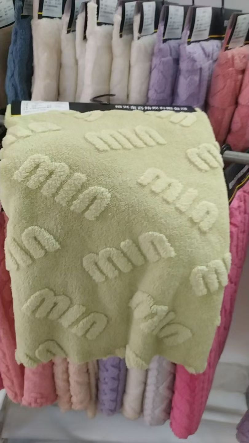 Coral fleece jacquard, Oli fleece jacquard, Oli fleece embossing, coral fleece embossing, double-sided coral fleece jacquard. Fabric jacquard details Picture