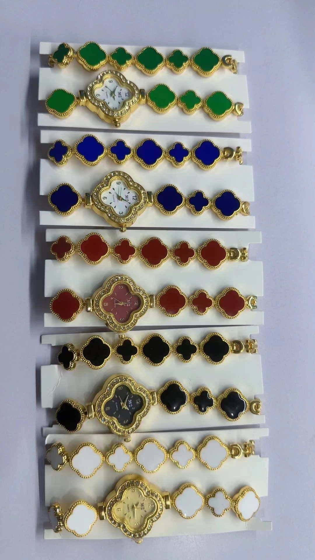 Watch manufacturers wholesale diamond-encrusted gold, silver and quartz watches, fashionable and trendy classic designs, couple clothing accessories watches Specification drawing