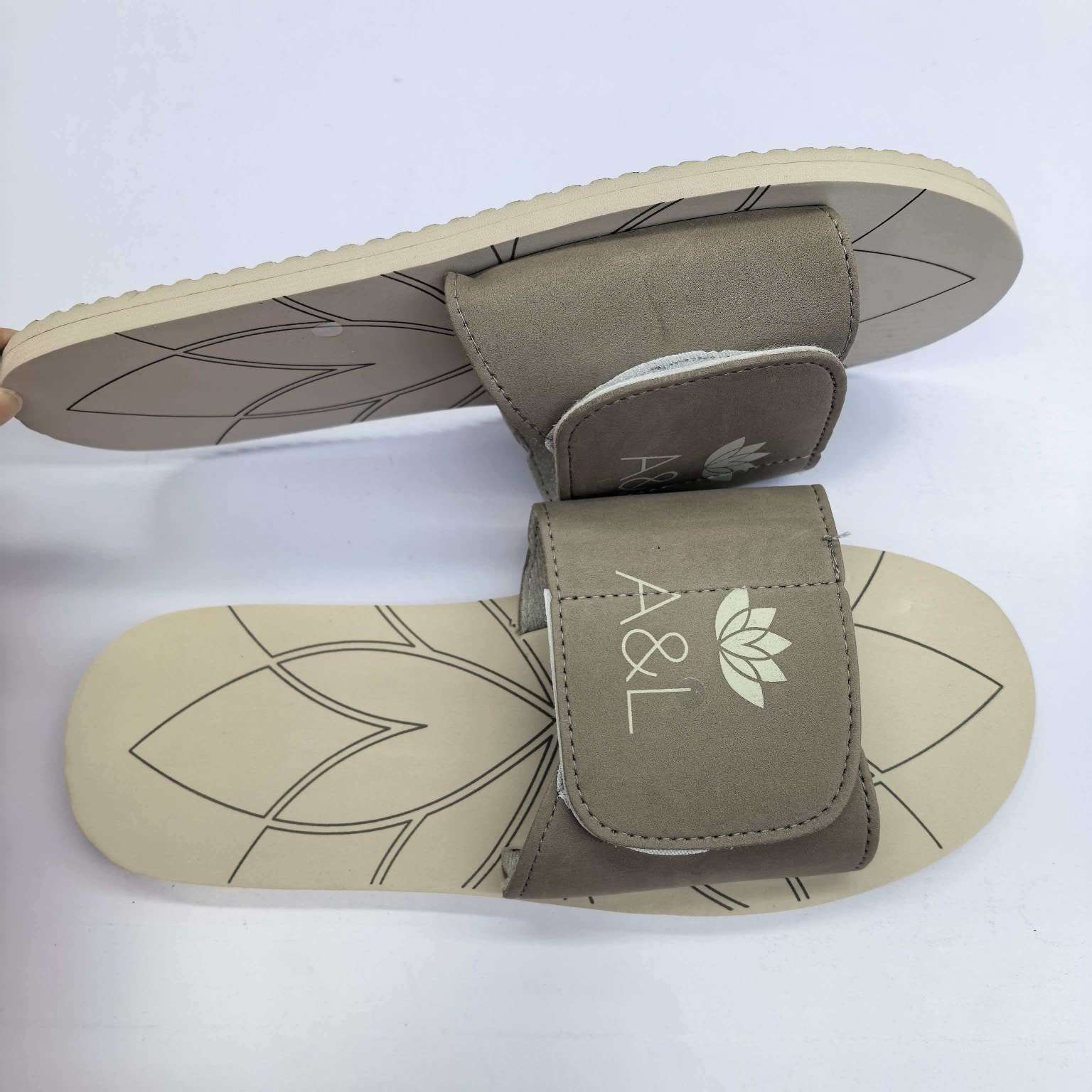 High-quality daily-use hotel slippers with Velcro and customizable logo patterns and colors detail image 5