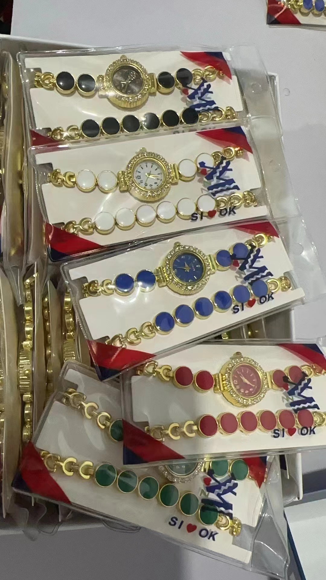 Hot-selling wholesale diamond-encrusted gold, silver and quartz watches from watch manufacturers, featuring fashionable and trendy classic designs, as well as couple clothing and accessory watches Item Picture