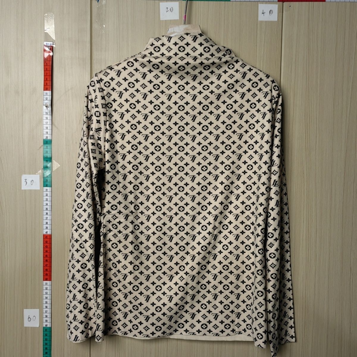De Rong keeps warm. German velvet print. Cationic printing, antibacterial 7a. Seven seconds for warmth. Absorb moisture and sweat. All kinds of scents. The fragrance of jasmine. The fragrance of roses and mint. The fabric is Gree textured woolen cloth