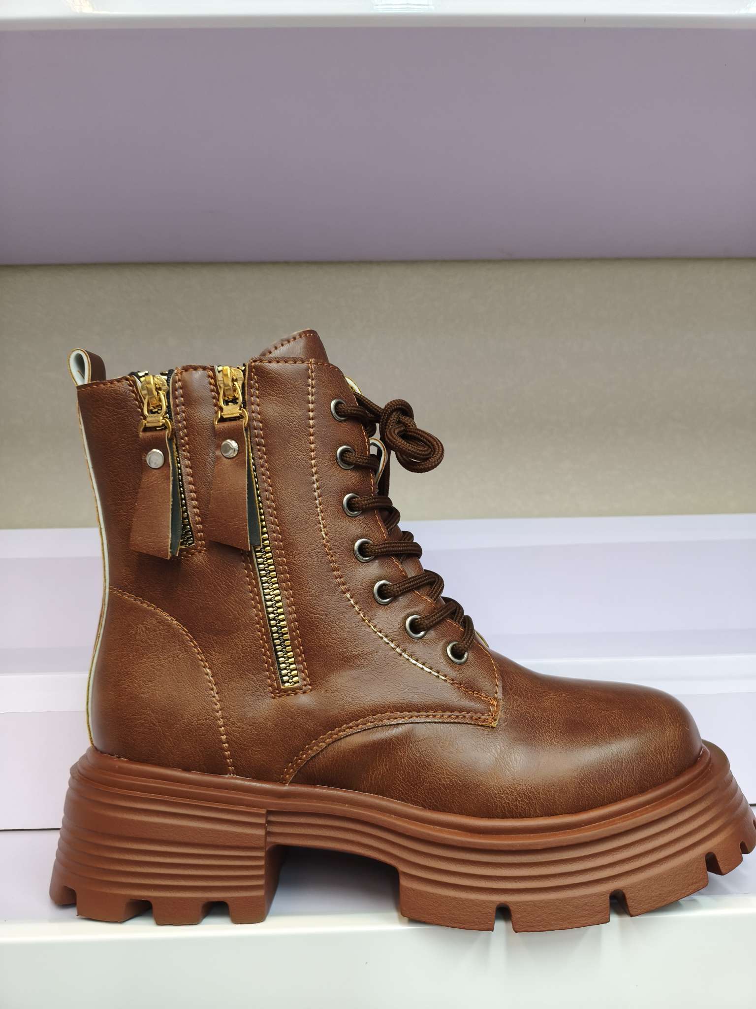 Sweet and cool Dr. Martens boots Specification image