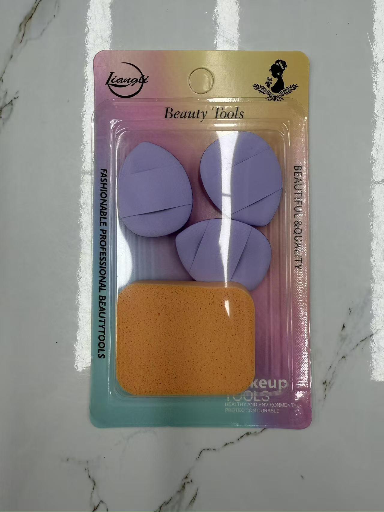 三个紫色迷你粉扑美妆工具