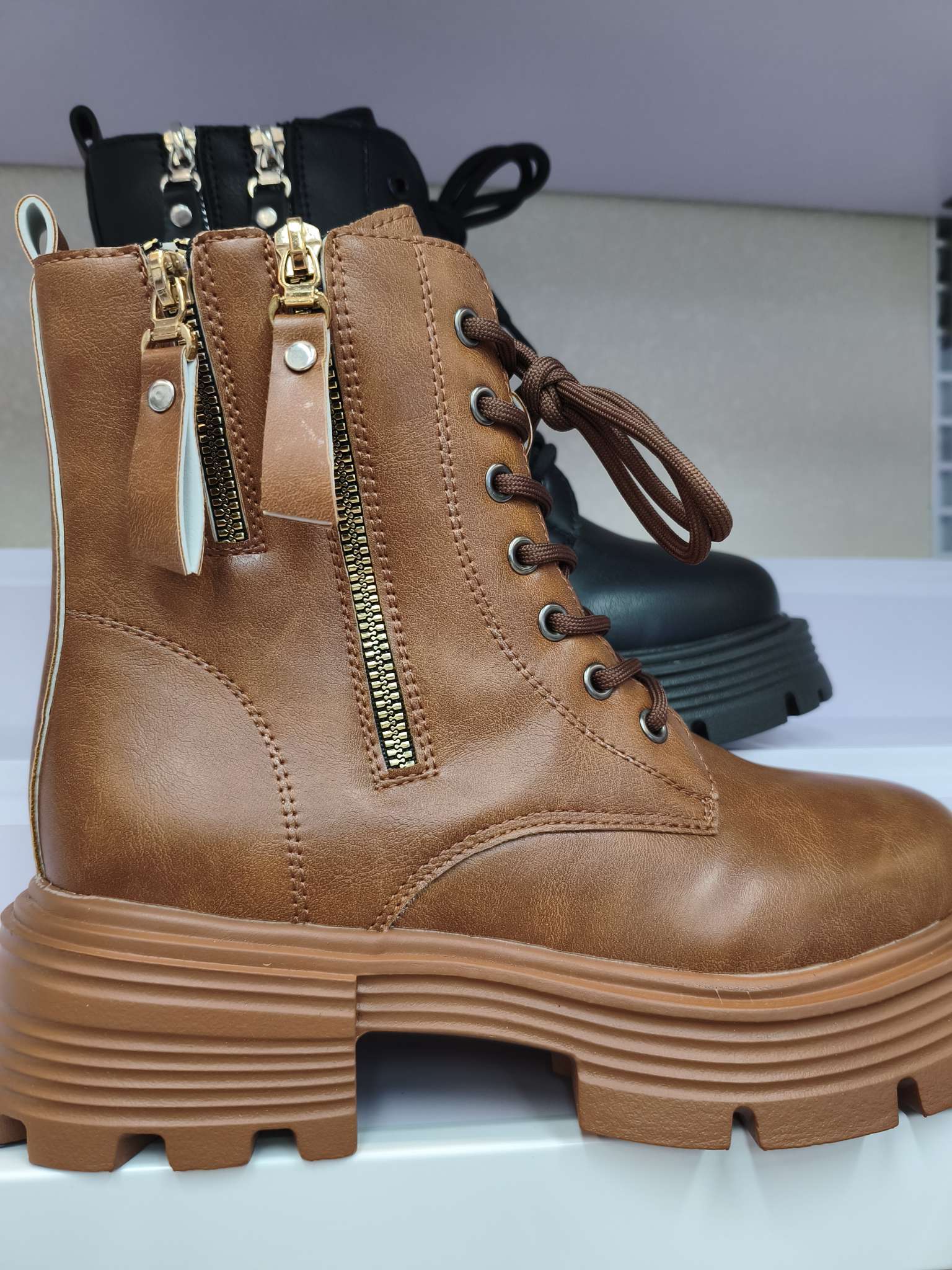 Sweet and cool Dr. Martens boots detail image 4