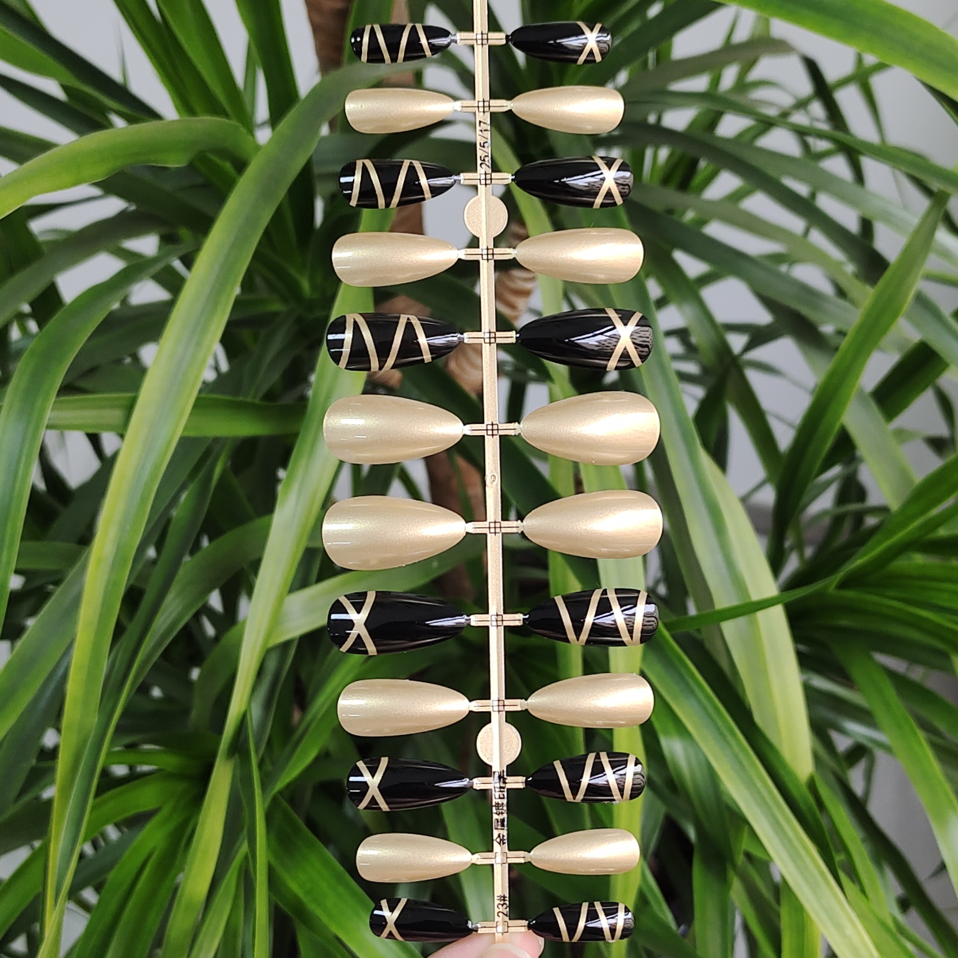 24 PCS PRESS ON NAIL TIPS ALMOND SHAPE GOLD AND BLACK COLORS WITH GOLD LINES DESIGN full figure