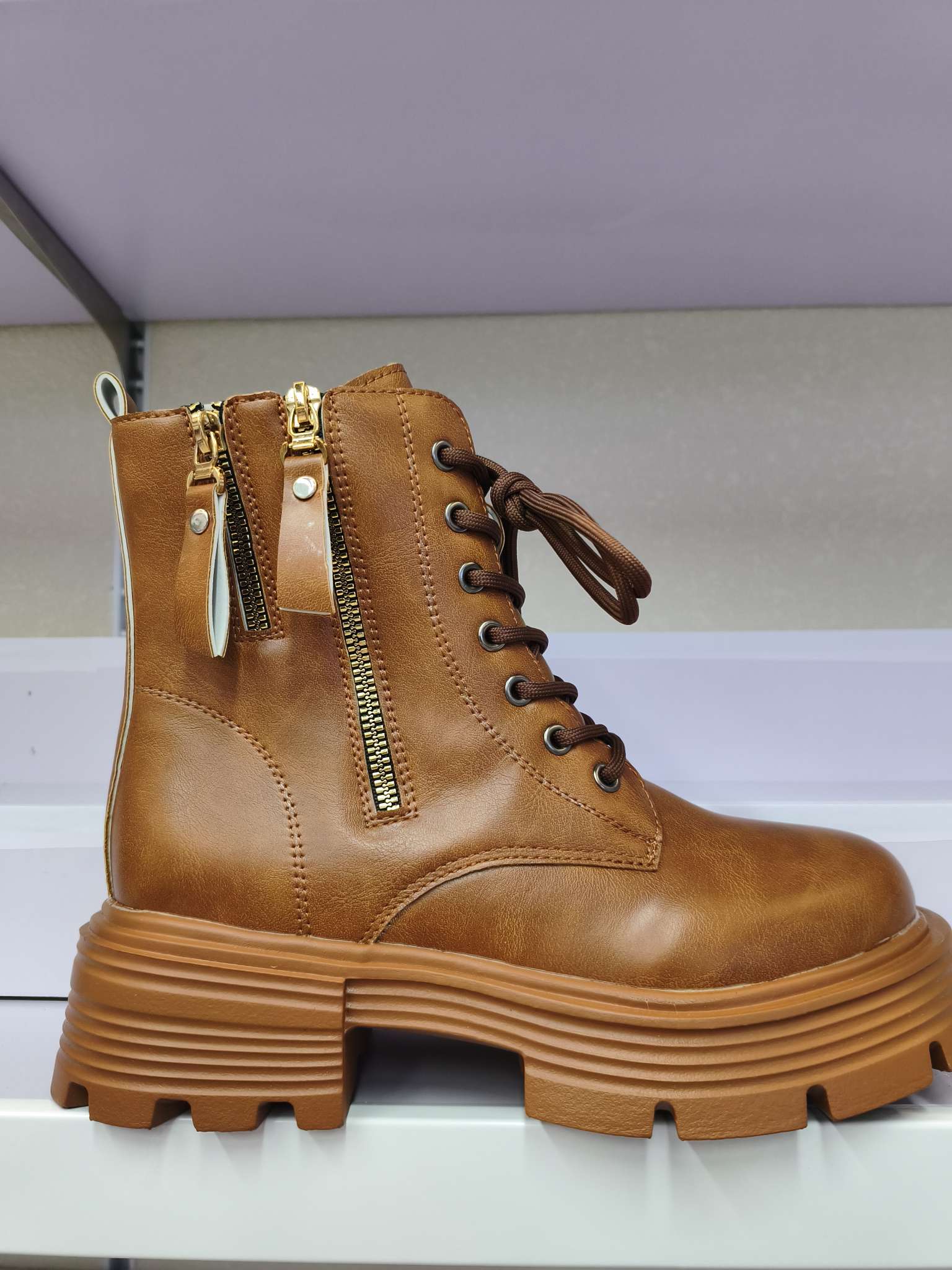 Sweet and cool Dr. Martens boots detail image 3