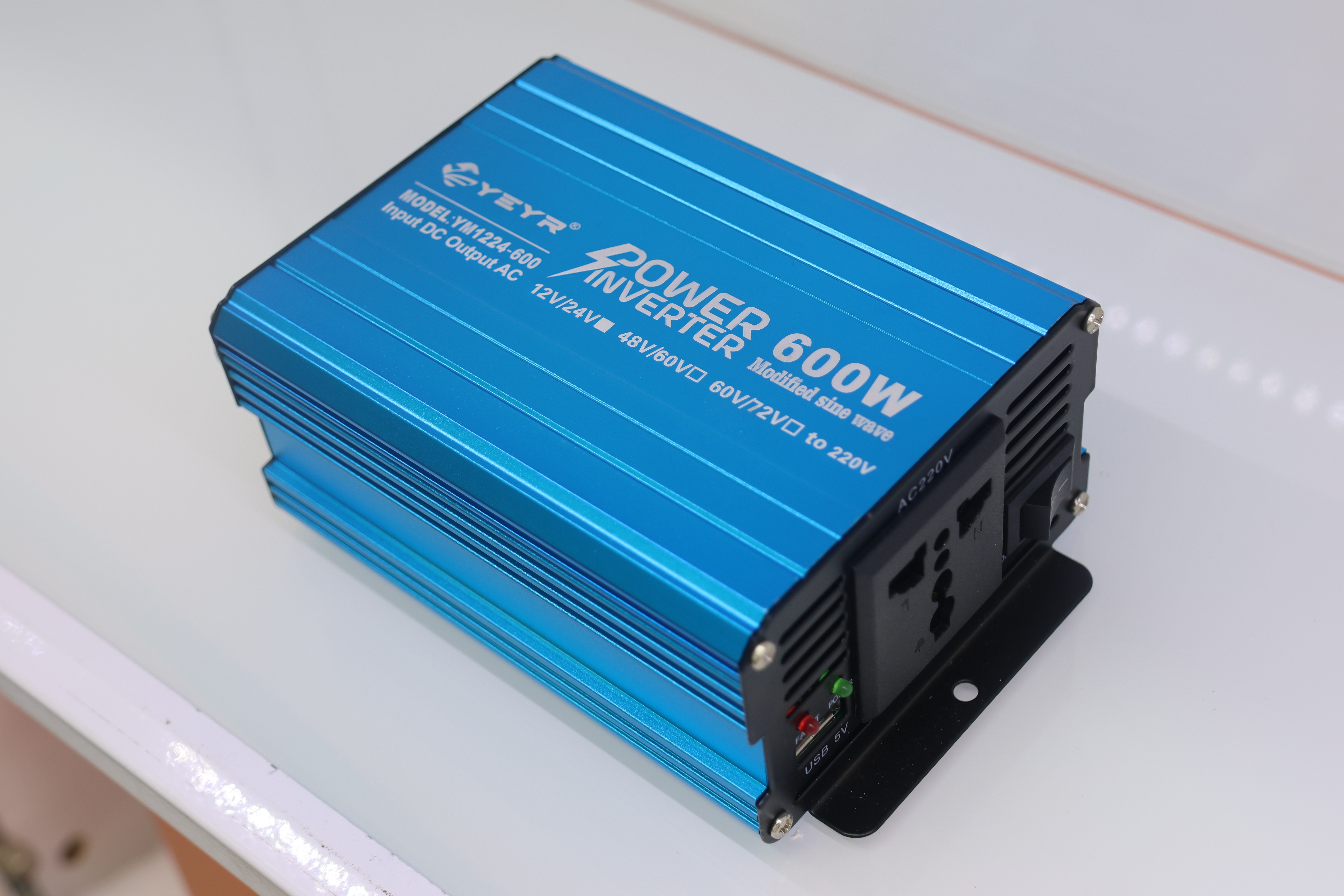 YEYR600W blue power inverter 12V/24V-220V household photovoltaic inverter pic 3