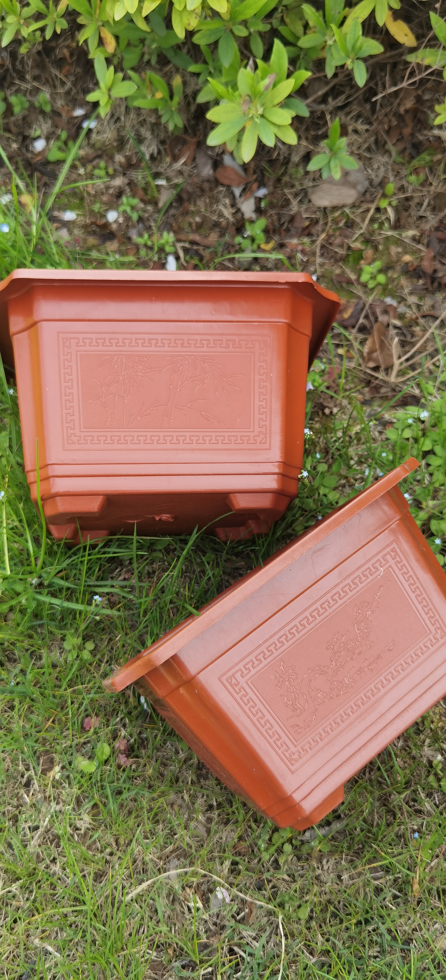 Square brown plastic flower POTS are sold directly by the manufacturer to beautify the home environment Application Scenario