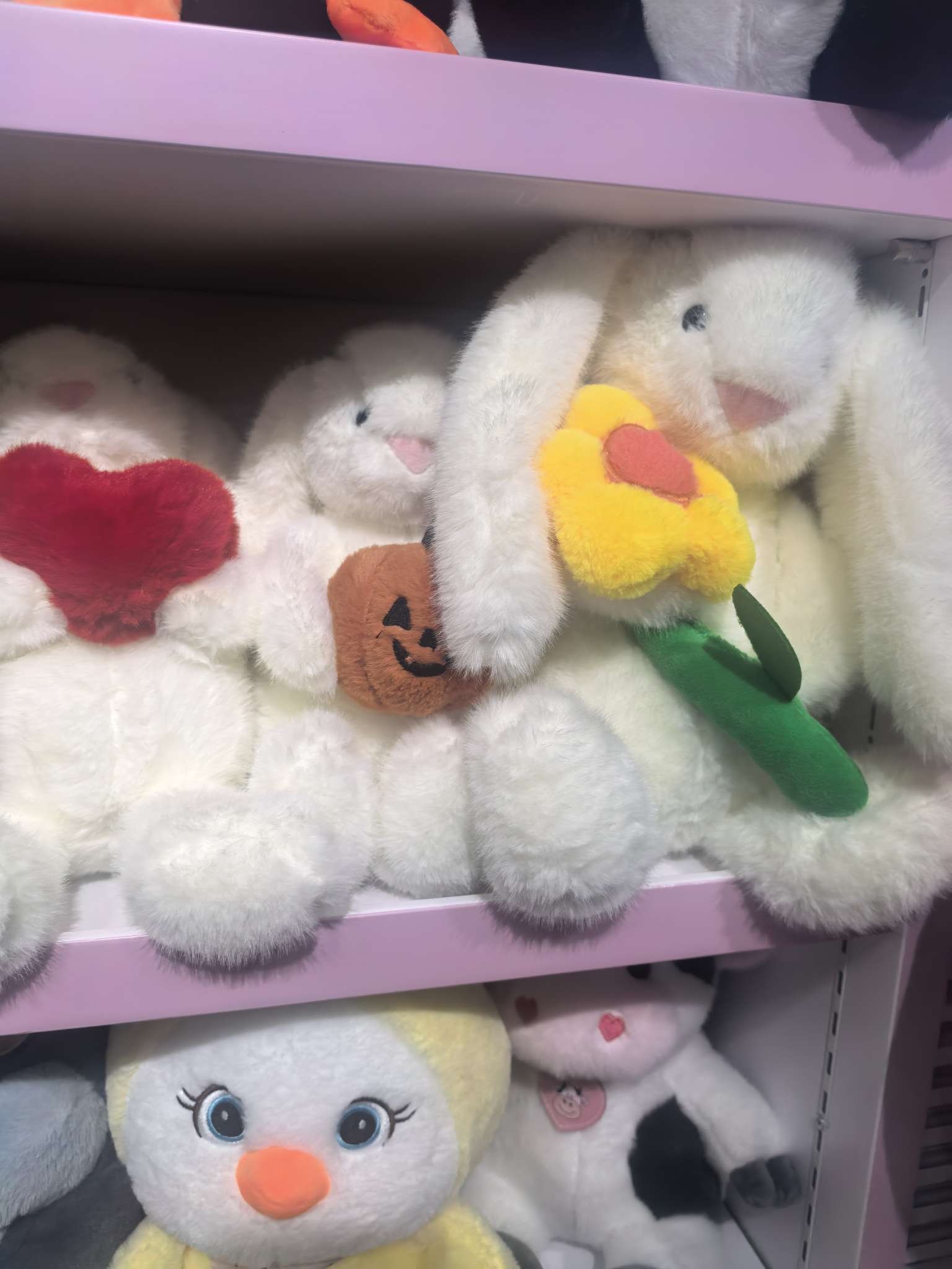 毛绒玩具兔子抱花
