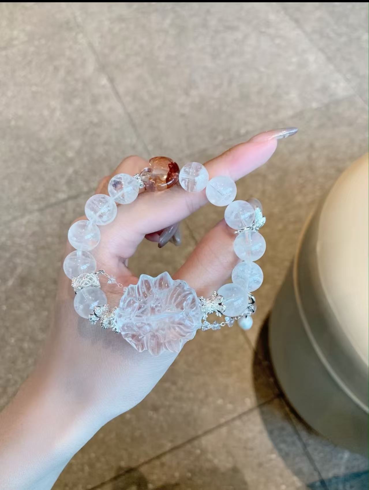 白阿塞水晶狐牌