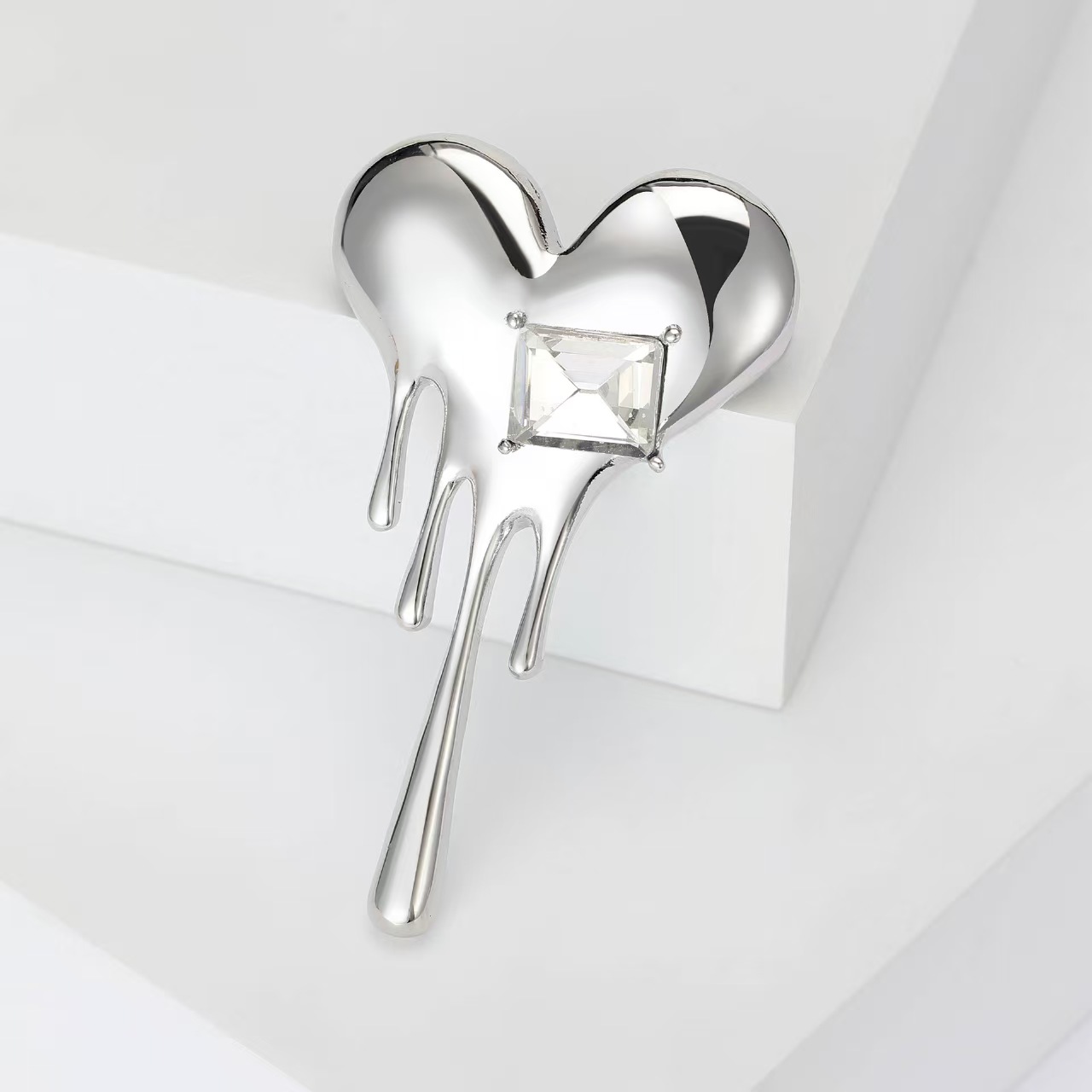 Cross-border fashion and creative smooth melting heart brooch, alloy rhinestone, versatile coat, shirt collar needle and accessory Specification image
