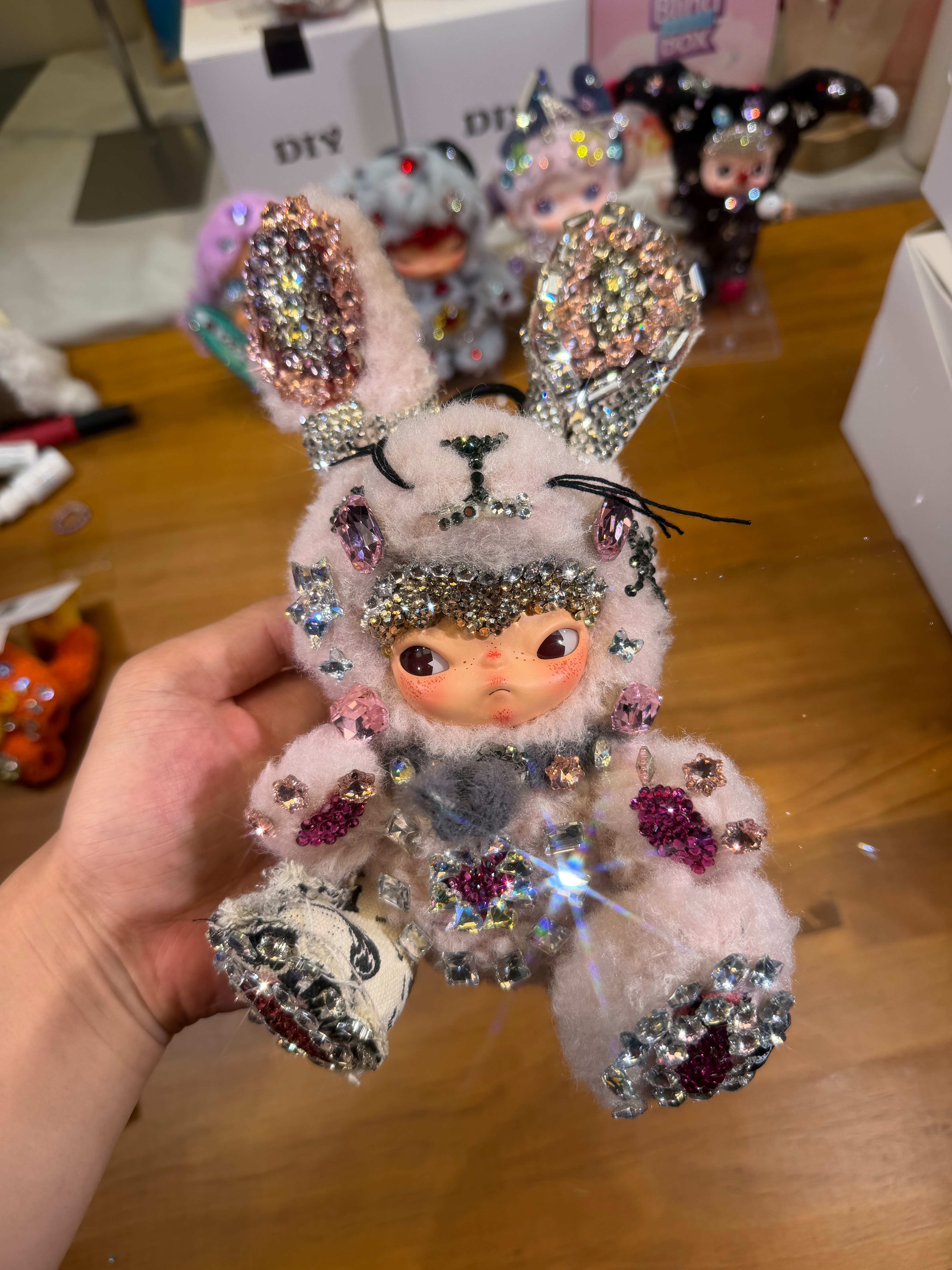 AI星星人装饰华丽的兔子玩偶毛绒玩具