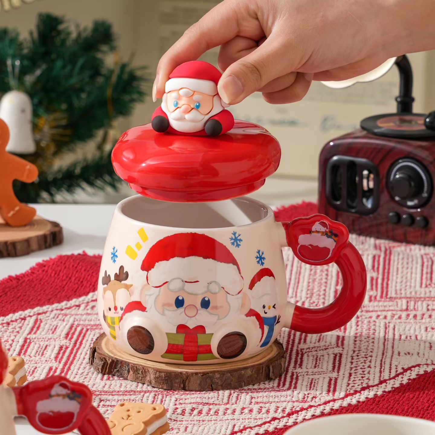 Christmas Nordic ceramic cup, insulated cup, 430ml heat-resistant, portable and durable, with a sealed lid detail image 2