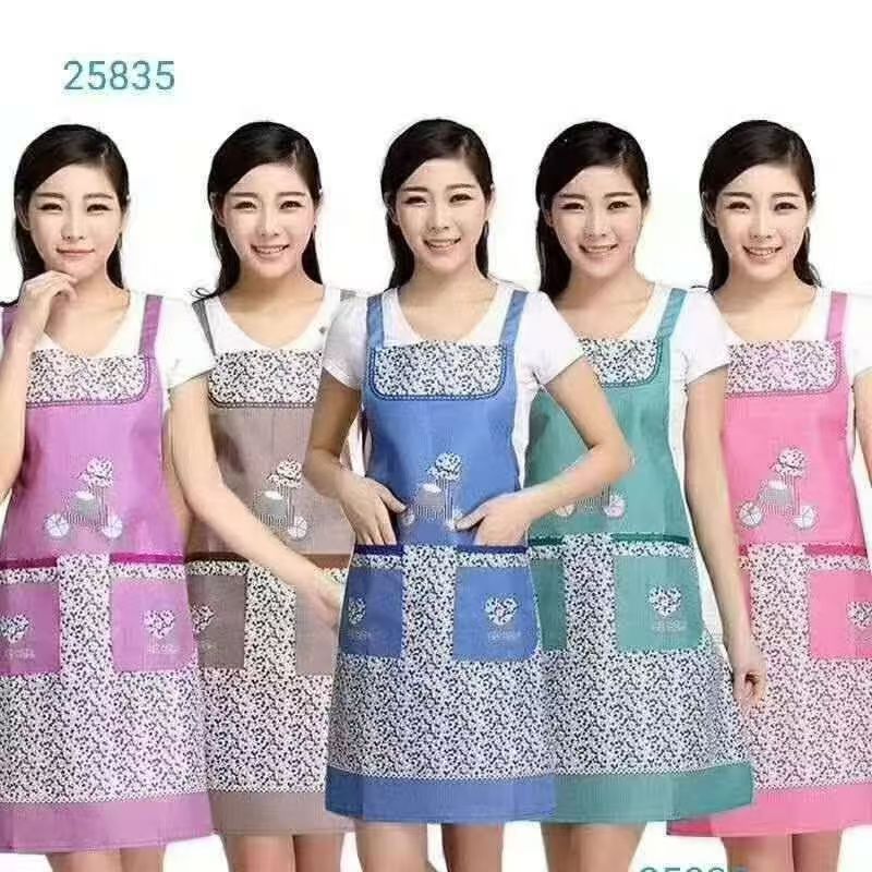 وهناك مجموعة من المئزر 2 من النساء العاملات في المطابخ يملكن حزاماً من حقائب الرجال للطبخ والأعمال المنزلية
