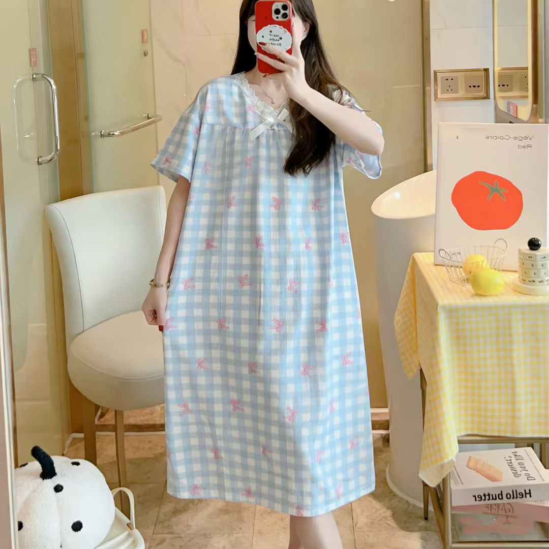 White Chinese-style plus-size women's dress with heart-shaped pattern details Picture