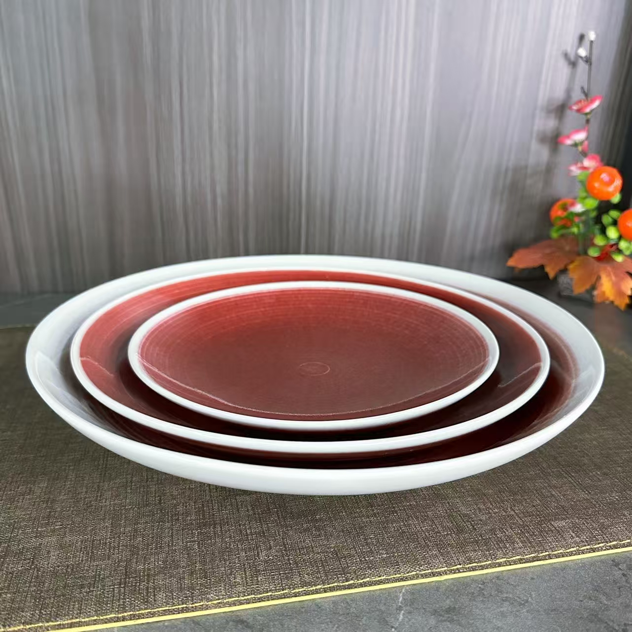 Belgian series Lang Red glazed retro ceramic tableware, salad bowl, small leg round bowl, hotel restaurant banquet tableware Item Picture