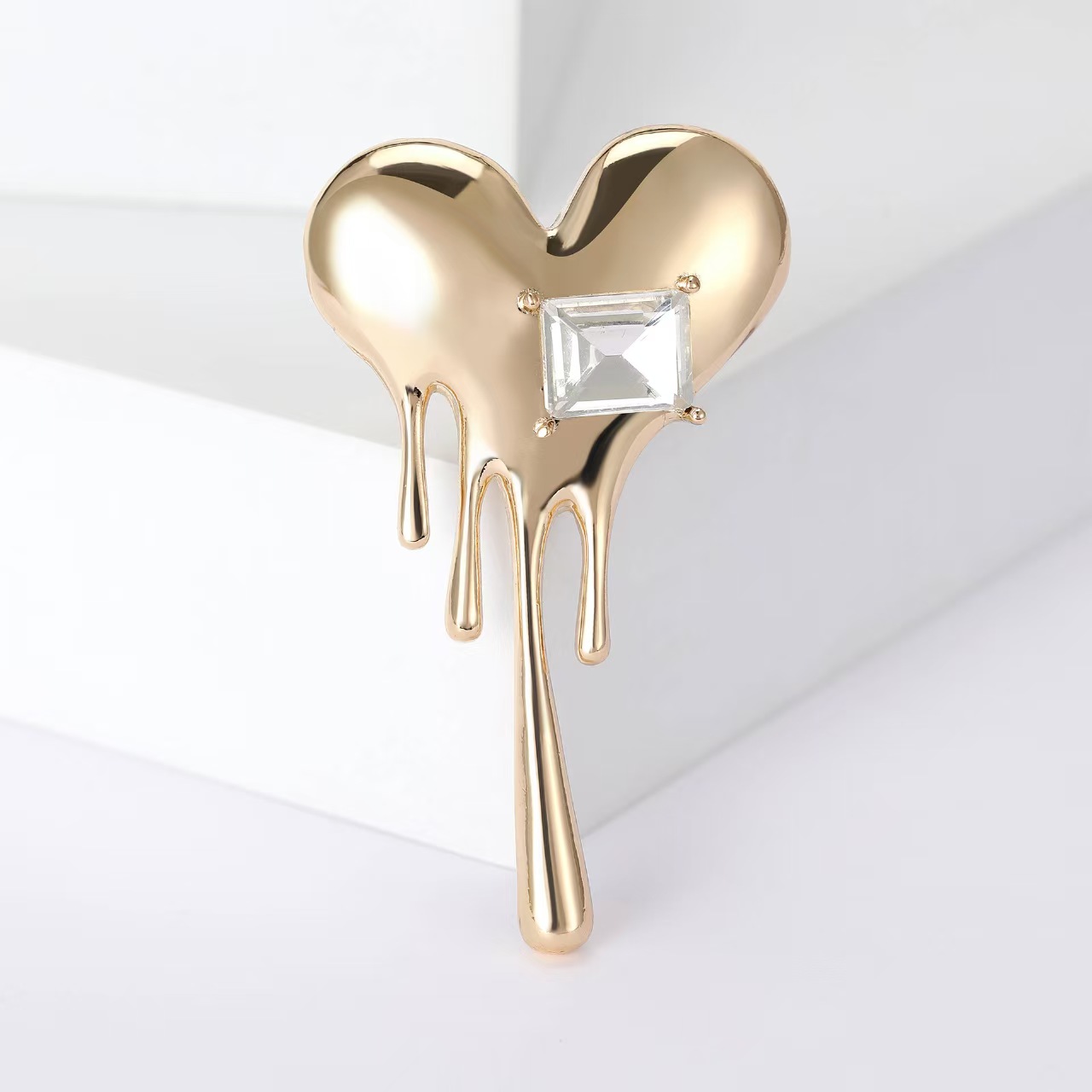 Cross-border fashion and creative smooth melting heart brooch, alloy rhinestone, versatile coat, shirt collar needle and accessory details Picture