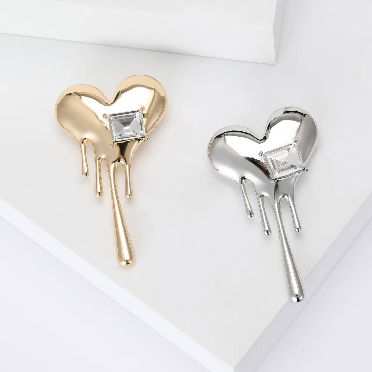 Cross-border fashion and creative smooth melting heart brooch, alloy rhinestone, versatile coat, shirt collar needle and accessory