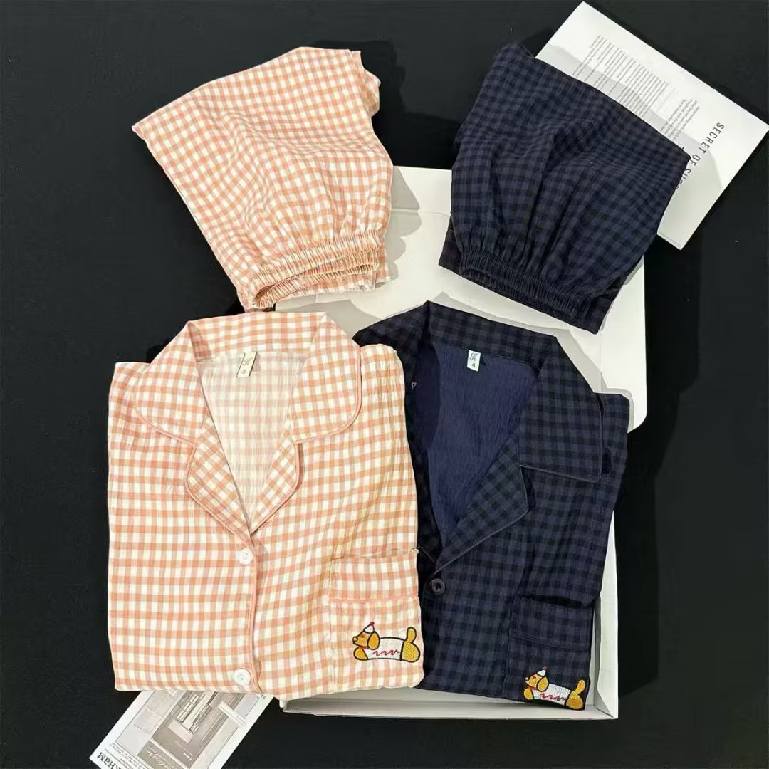 Fashionable and casual set for spring and summer: Sweet short-sleeved men's and women's loose and fashionable casual pajama set Item Picture