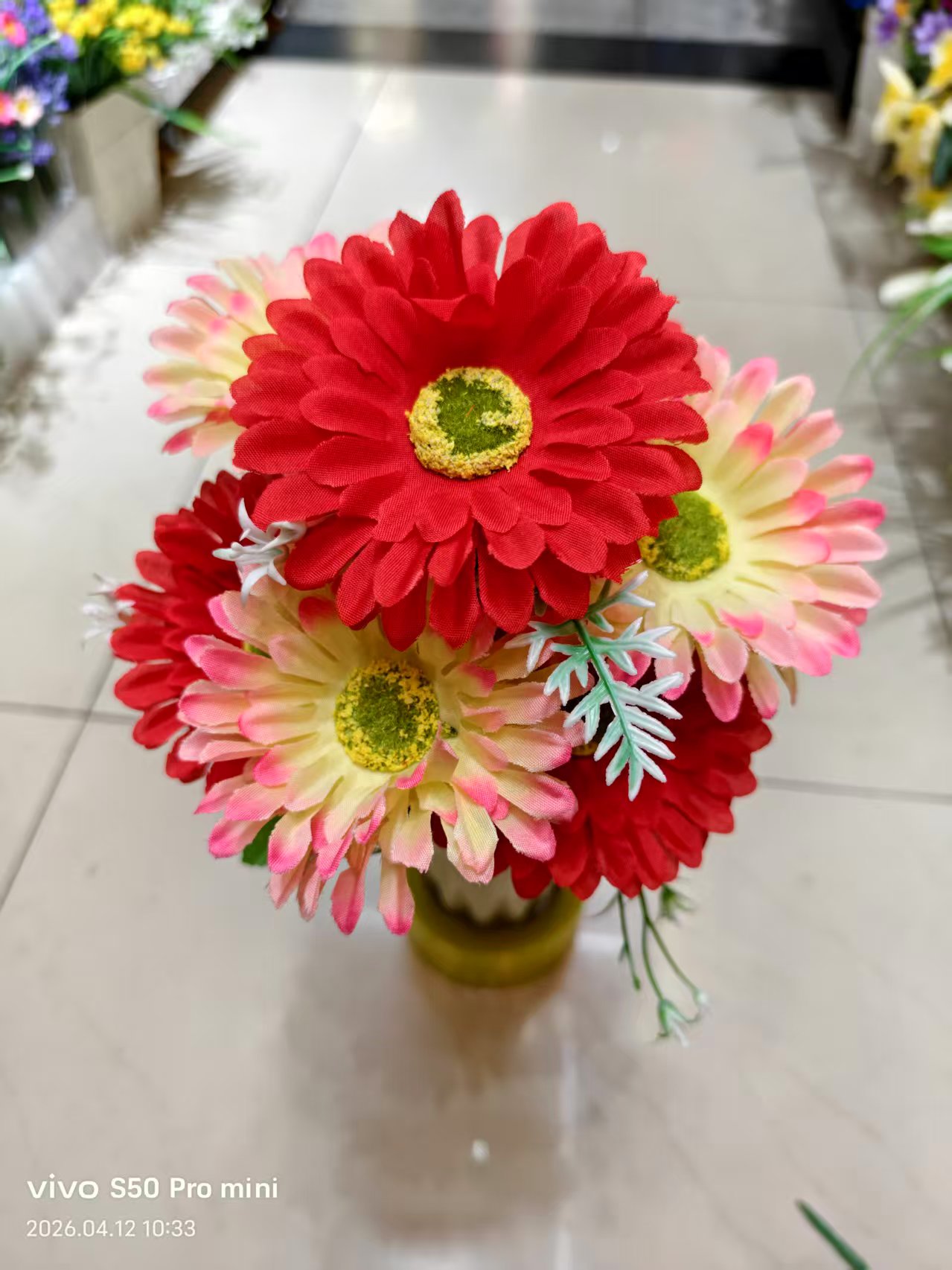 Factory direct sales of 7 artificial double-color chrysanthemums, plastic flowers, silk flowers, indoor and outdoor DIY decorative flowers, and artificial flowers details Picture
