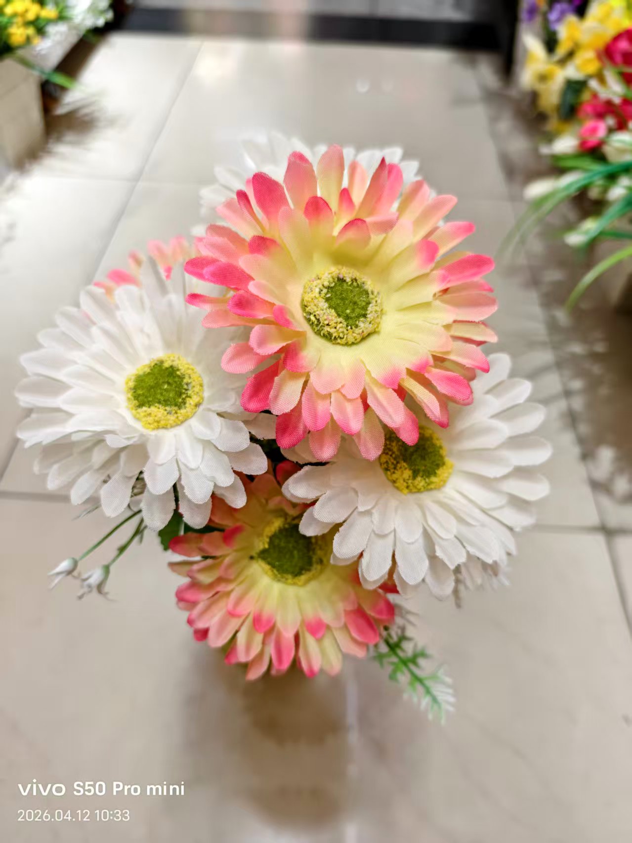 Factory direct sales of 7 artificial double-color chrysanthemums, plastic flowers, silk flowers, indoor and outdoor DIY decorative flowers, and artificial flowers Item Picture