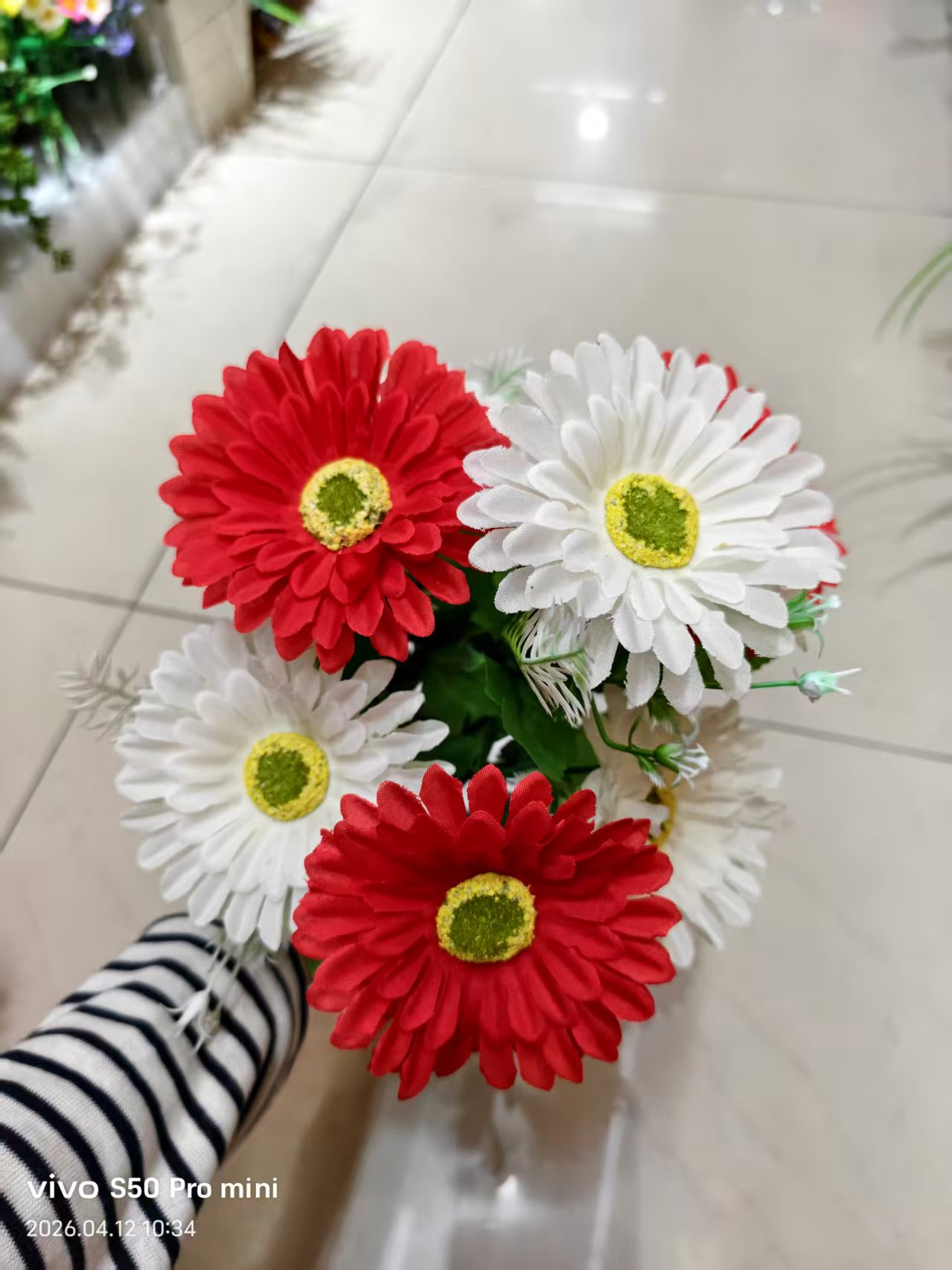 Factory direct sales of 7 artificial double-color chrysanthemums, plastic flowers, silk flowers, indoor and outdoor DIY decorative flowers, and artificial flowers Specification image