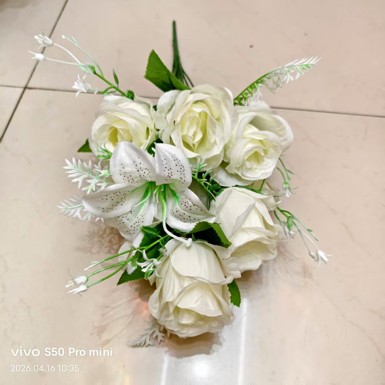 厂家直销仿真10/12头玫瑰百合组合婚庆室内外DIY装饰花假花绢花塑料花人造花拍摄道具