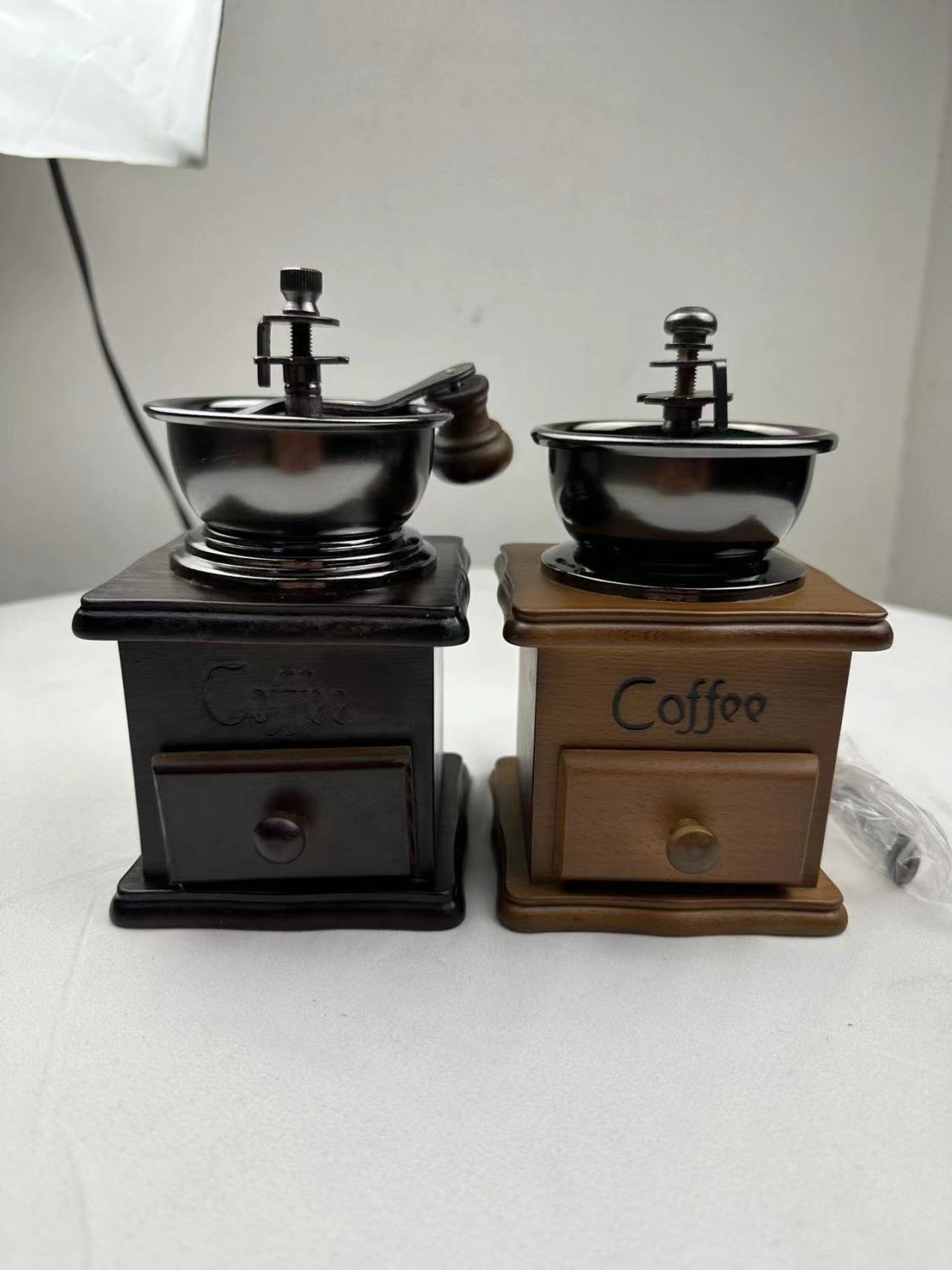 A classic, retro and practical hand-cranked coffee grinder with a ceramic steel core, an entry-level coffee grinder Application Scenario