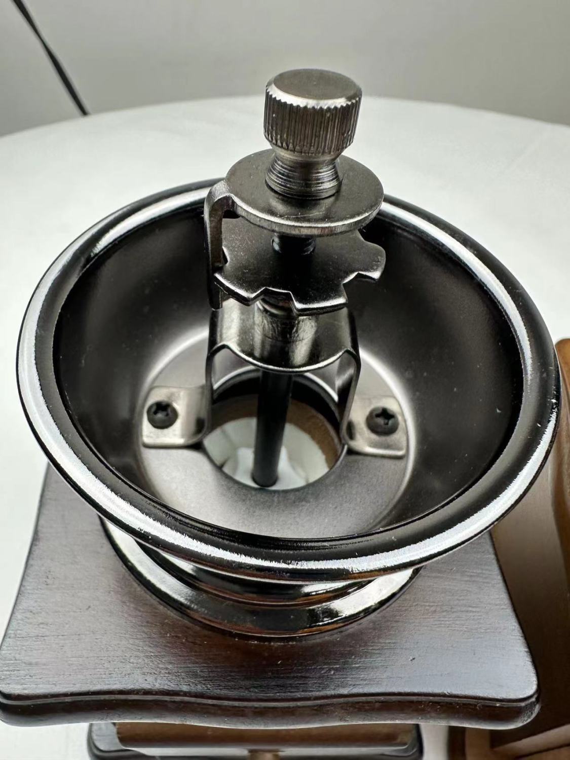 A classic, retro and practical hand-cranked coffee grinder with a ceramic steel core, an entry-level coffee grinder Item Picture