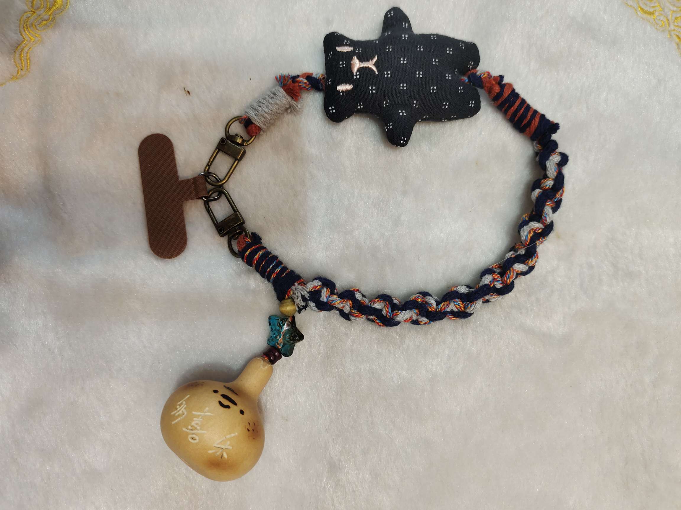 Hand-woven gourd-shaped mobile phone pendant Specification image