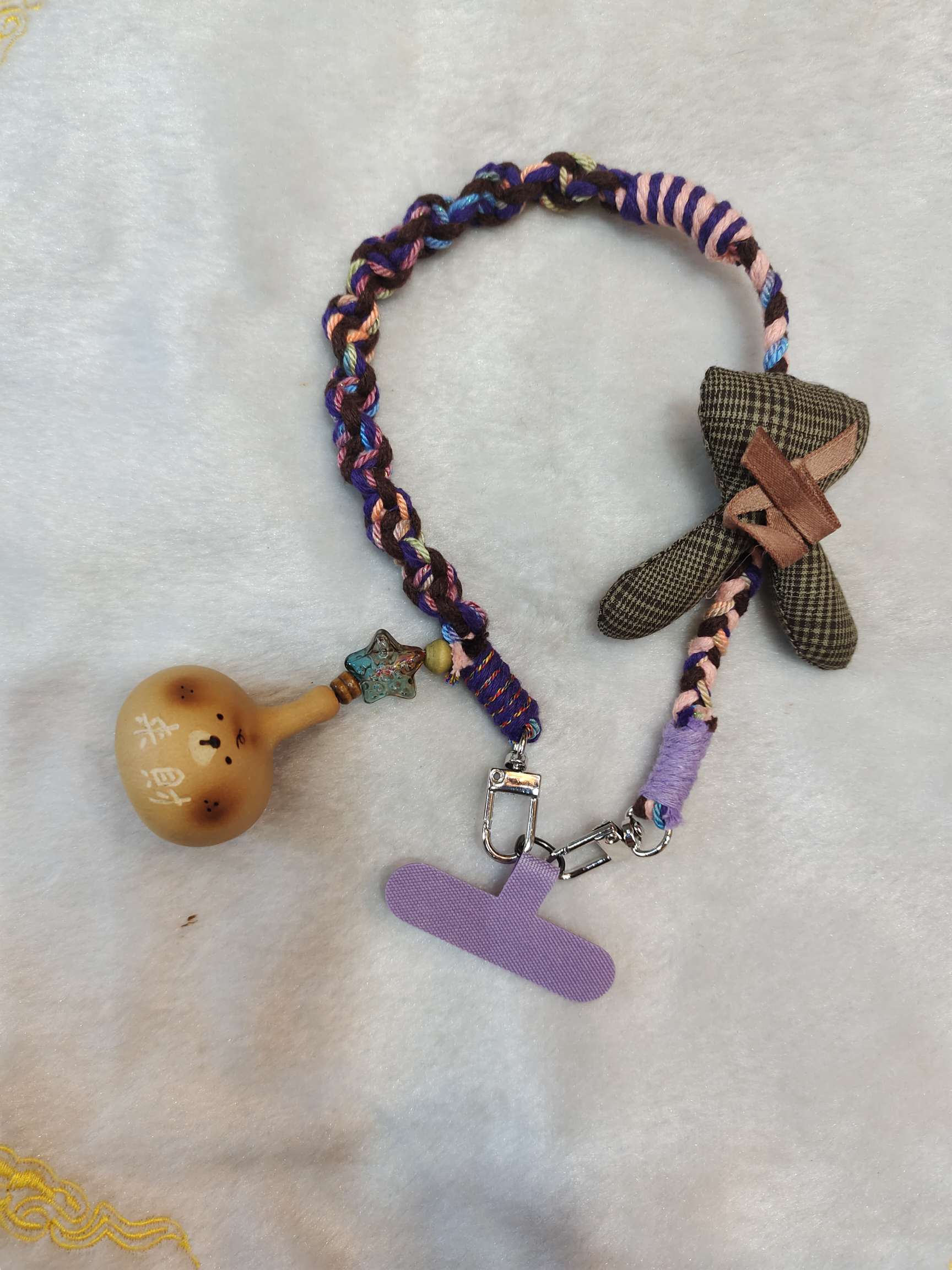 Hand-woven gourd-shaped mobile phone pendant Application Scenario